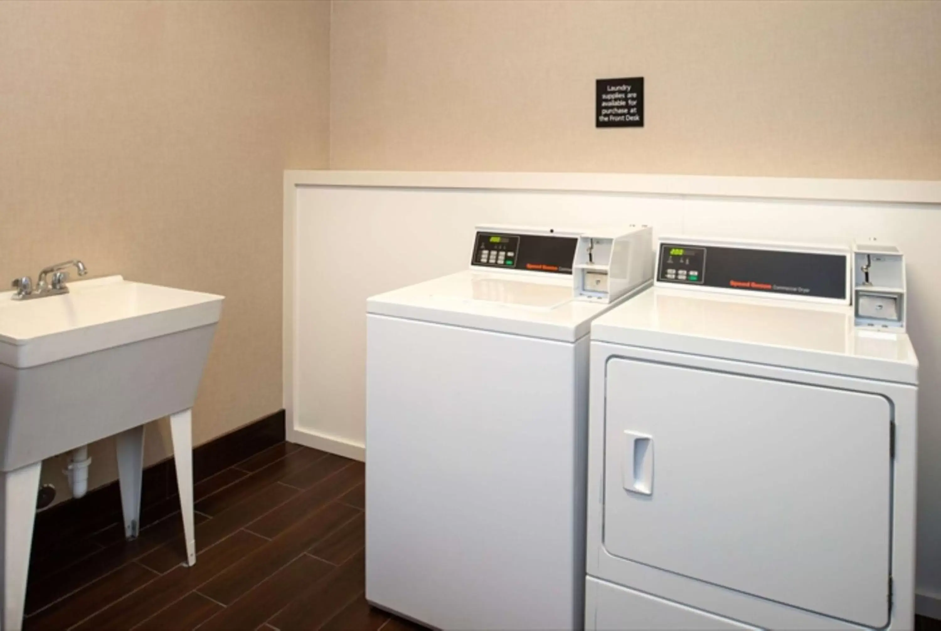 Property building in Hampton Inn Glenwood Springs Property building in Hampton Inn Glenwood Springs