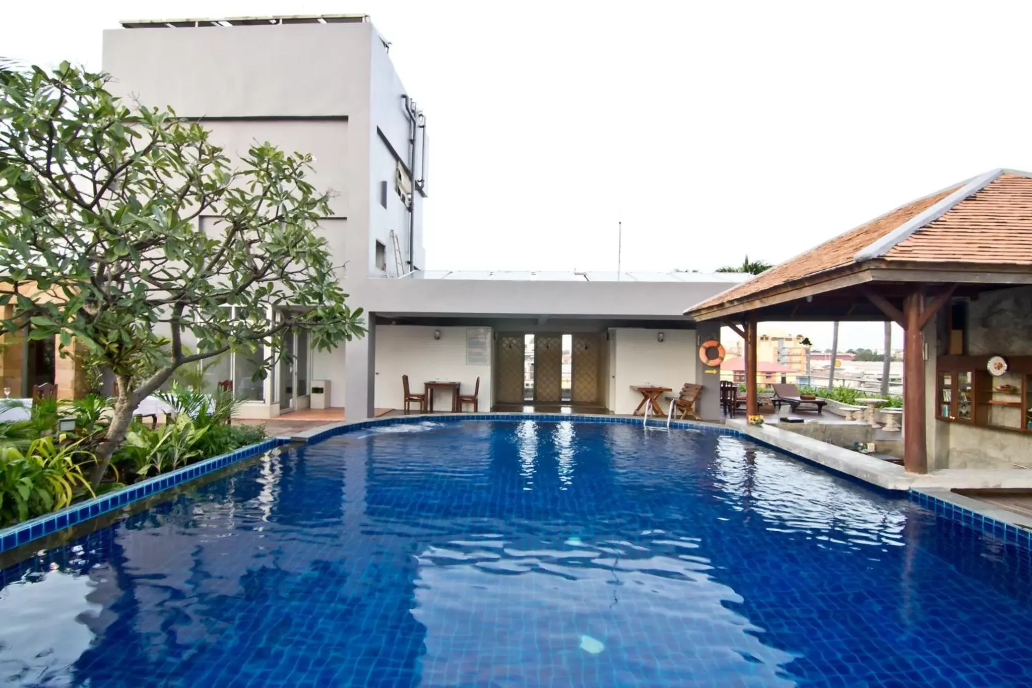 Lounge or bar, Swimming Pool in Sunshine Vista Hotel - SHA Plus