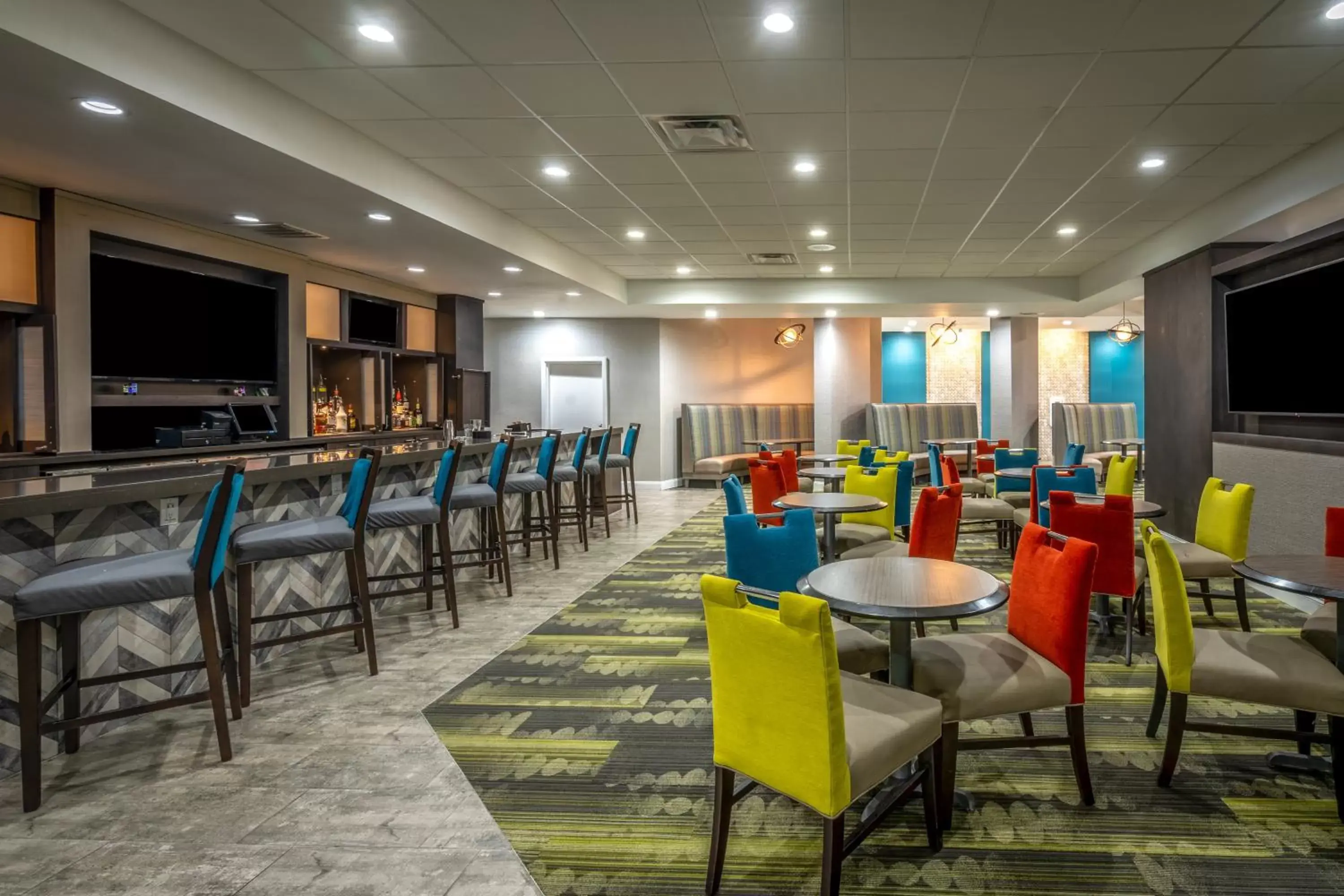 Lounge or bar, Restaurant/Places to Eat in Holiday Inn Huntsville - Research Park, an IHG Hotel