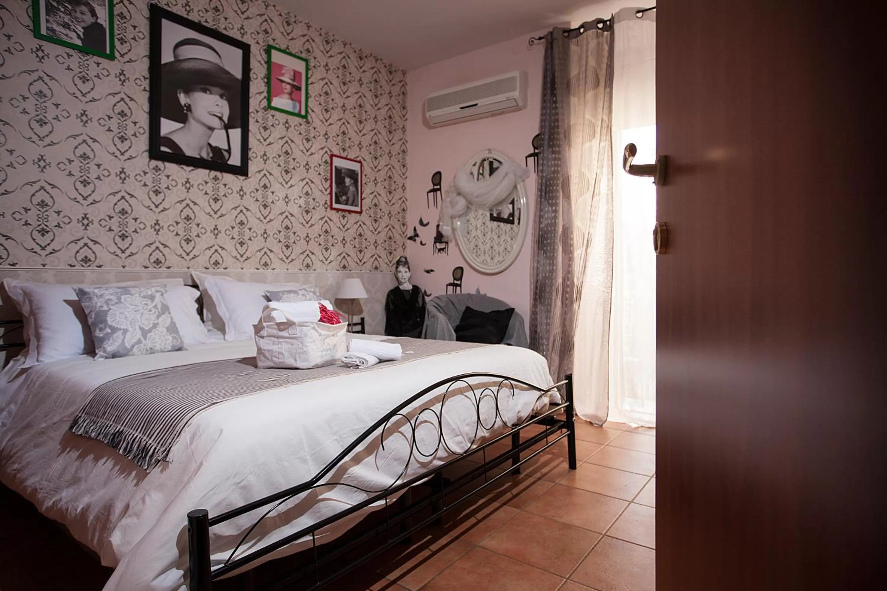 Photo of the whole room, Bed in Hotel Cineholiday