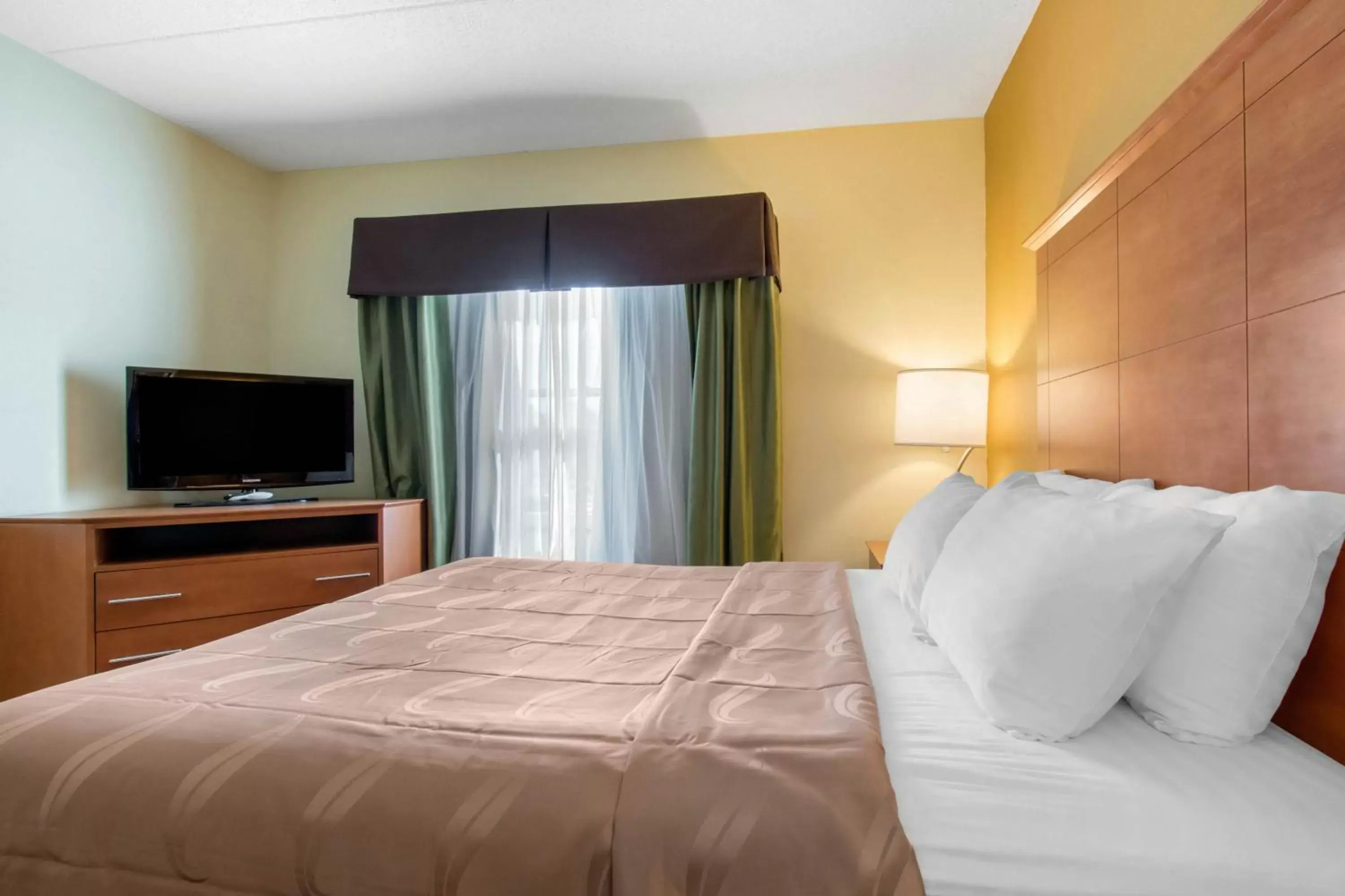 Bed in Clarion Hotel & Suites University-Shippensburg