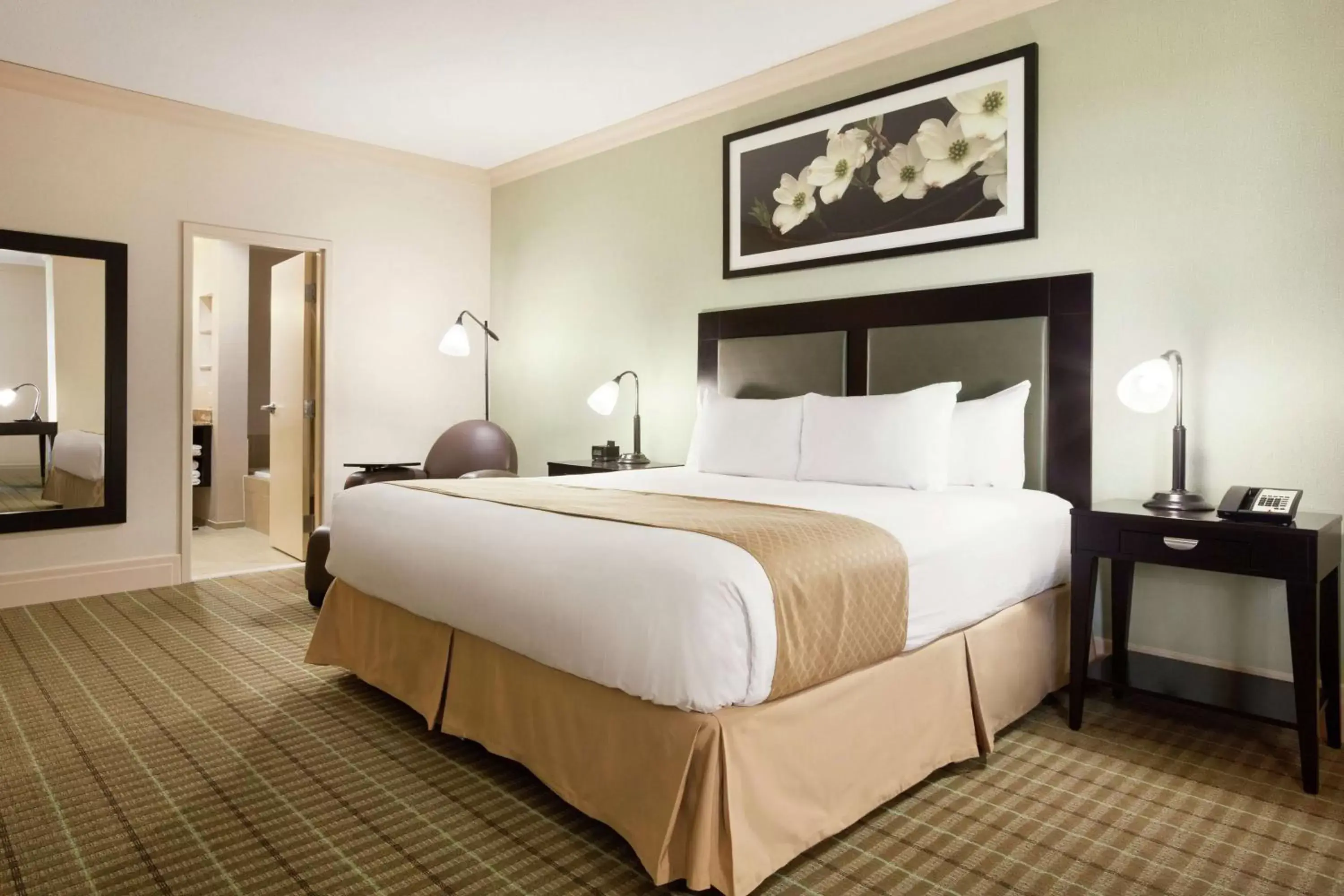 Bed in DoubleTree by Hilton Hotel Dallas - Love Field