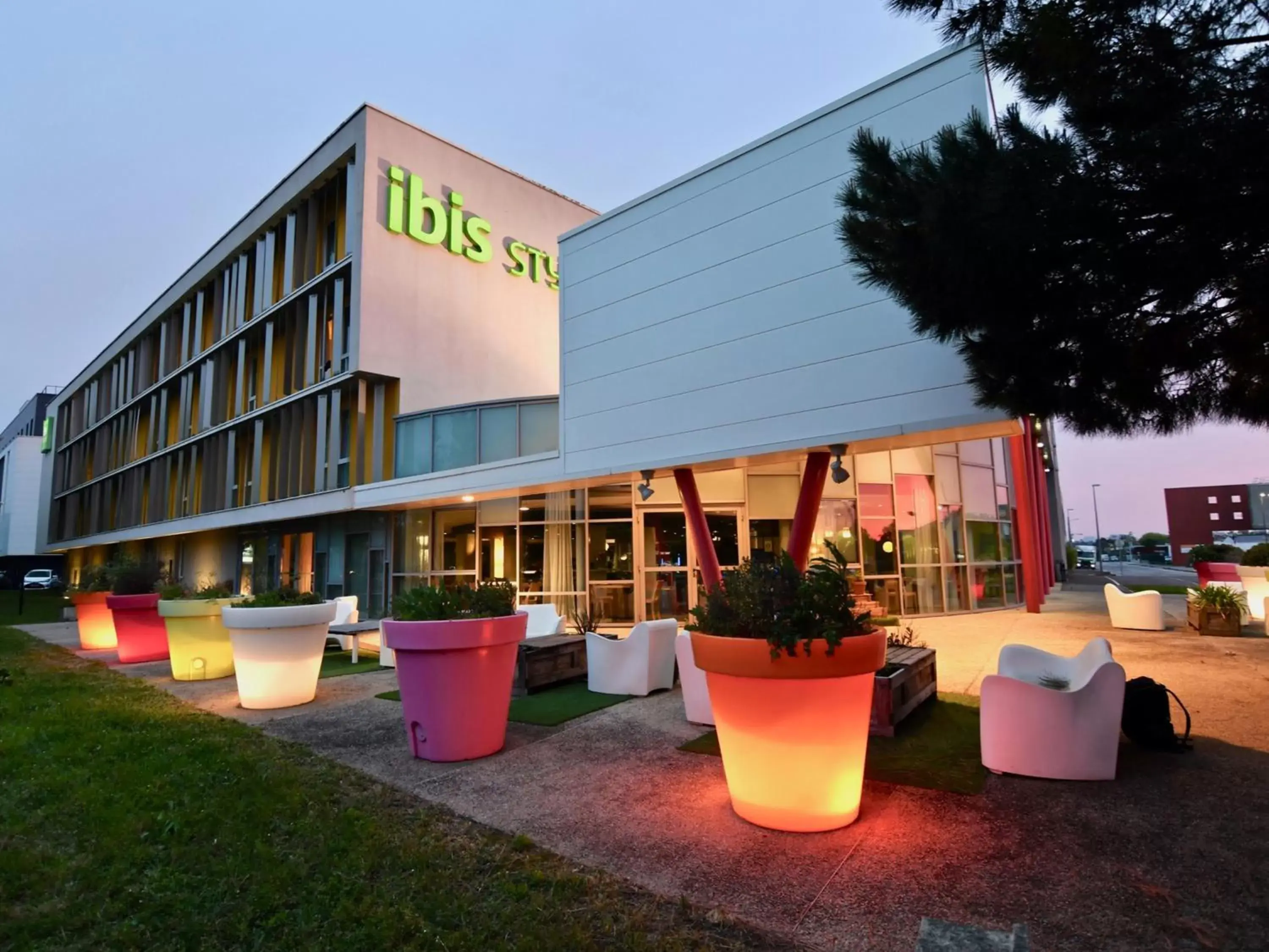 Patio, Property Building in ibis Styles Nantes Reze Aéroport