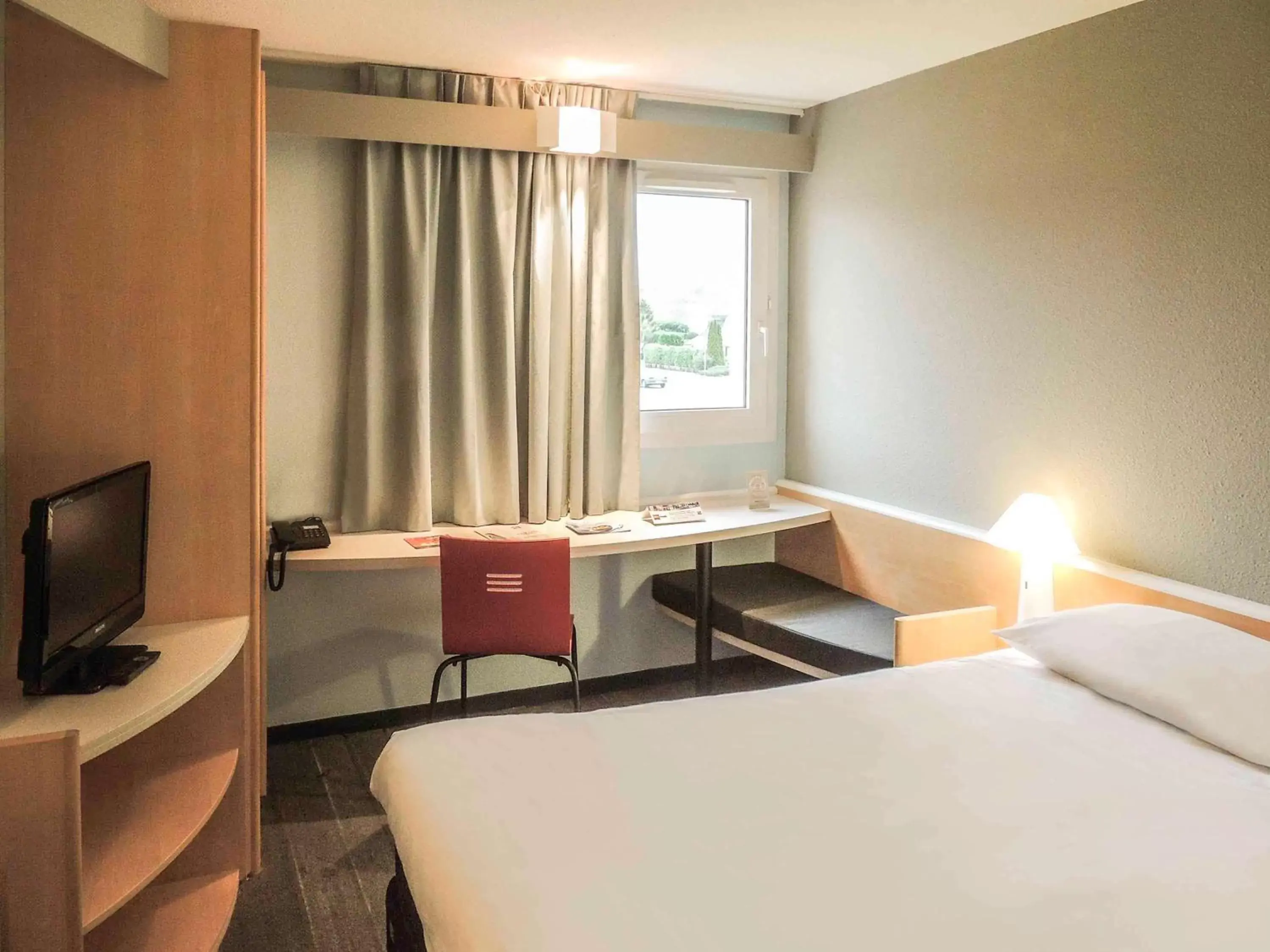 Photo of the whole room, Bed in Ibis Auray