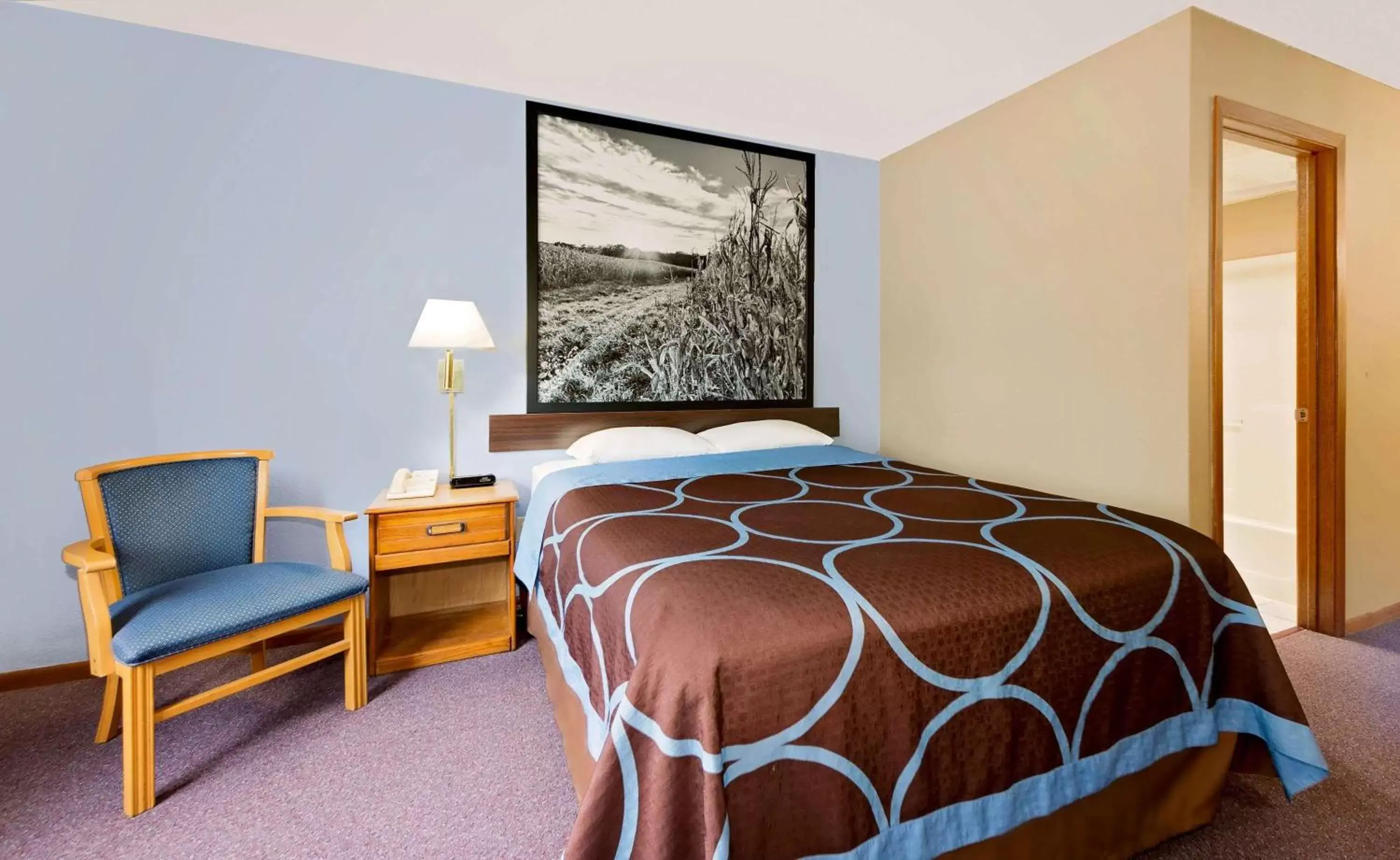 Photo of the whole room, Bed in Super 8 by Wyndham Chariton