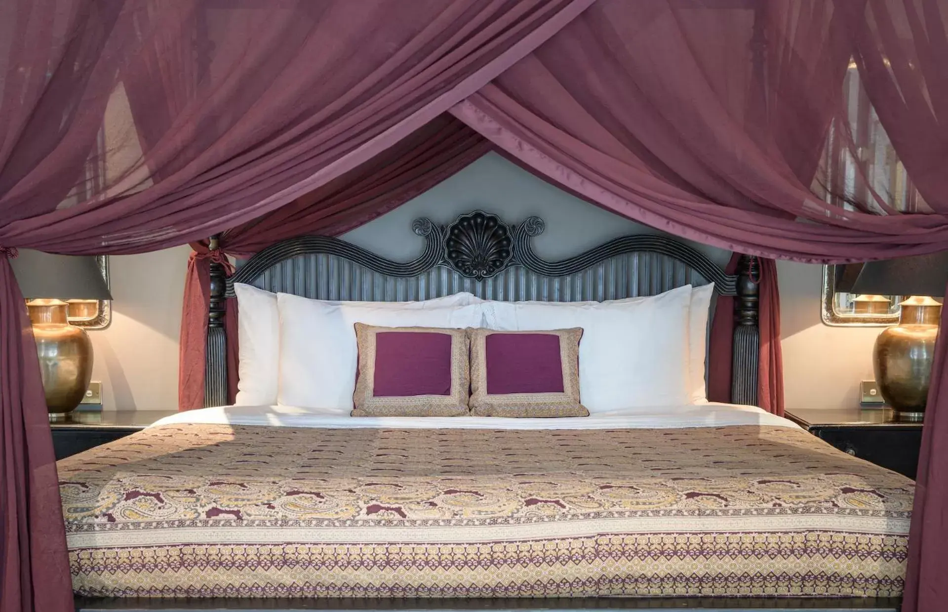 Bed in Maniumpathy Hotel