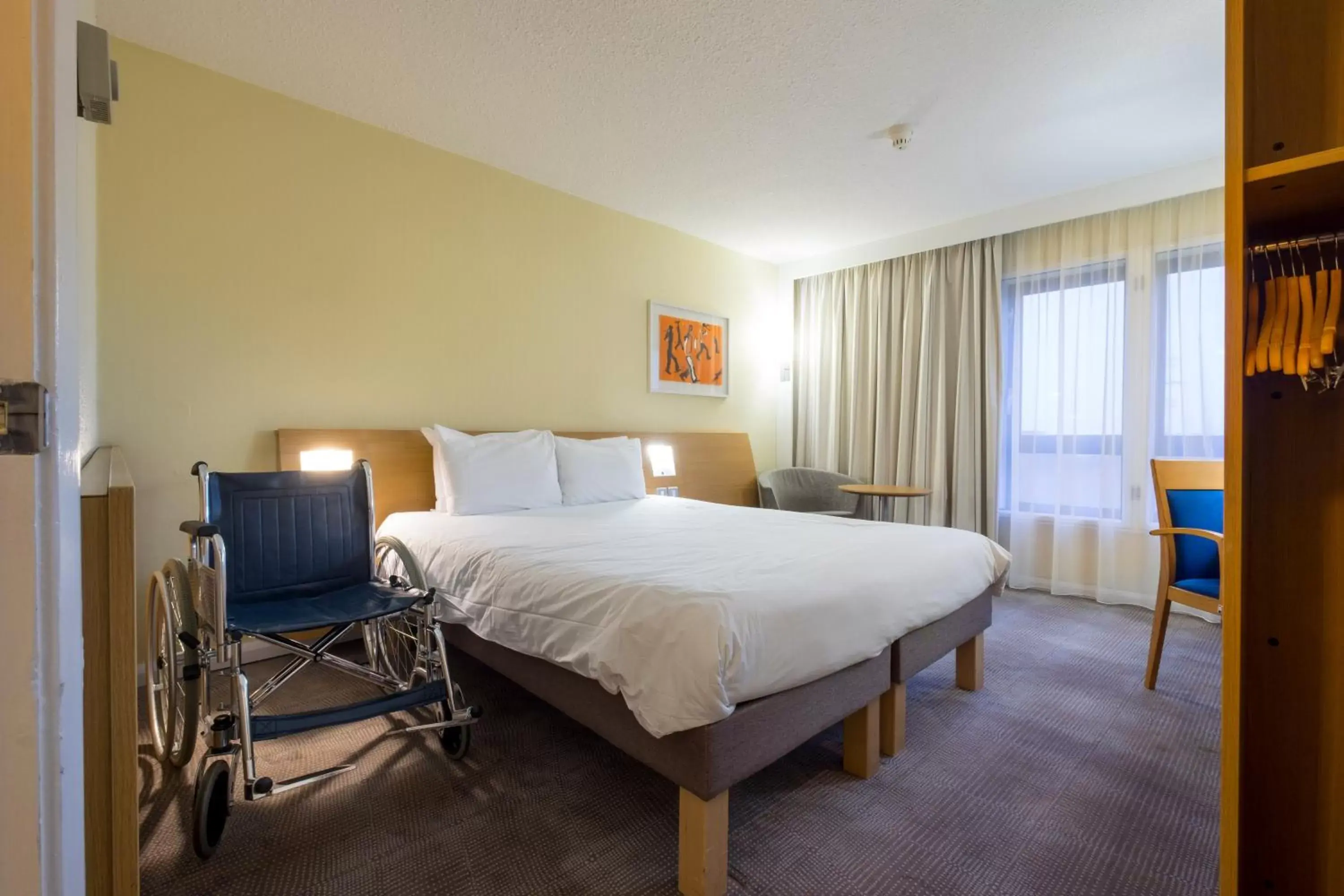 Facility for disabled guests, Bed in Novotel Southampton