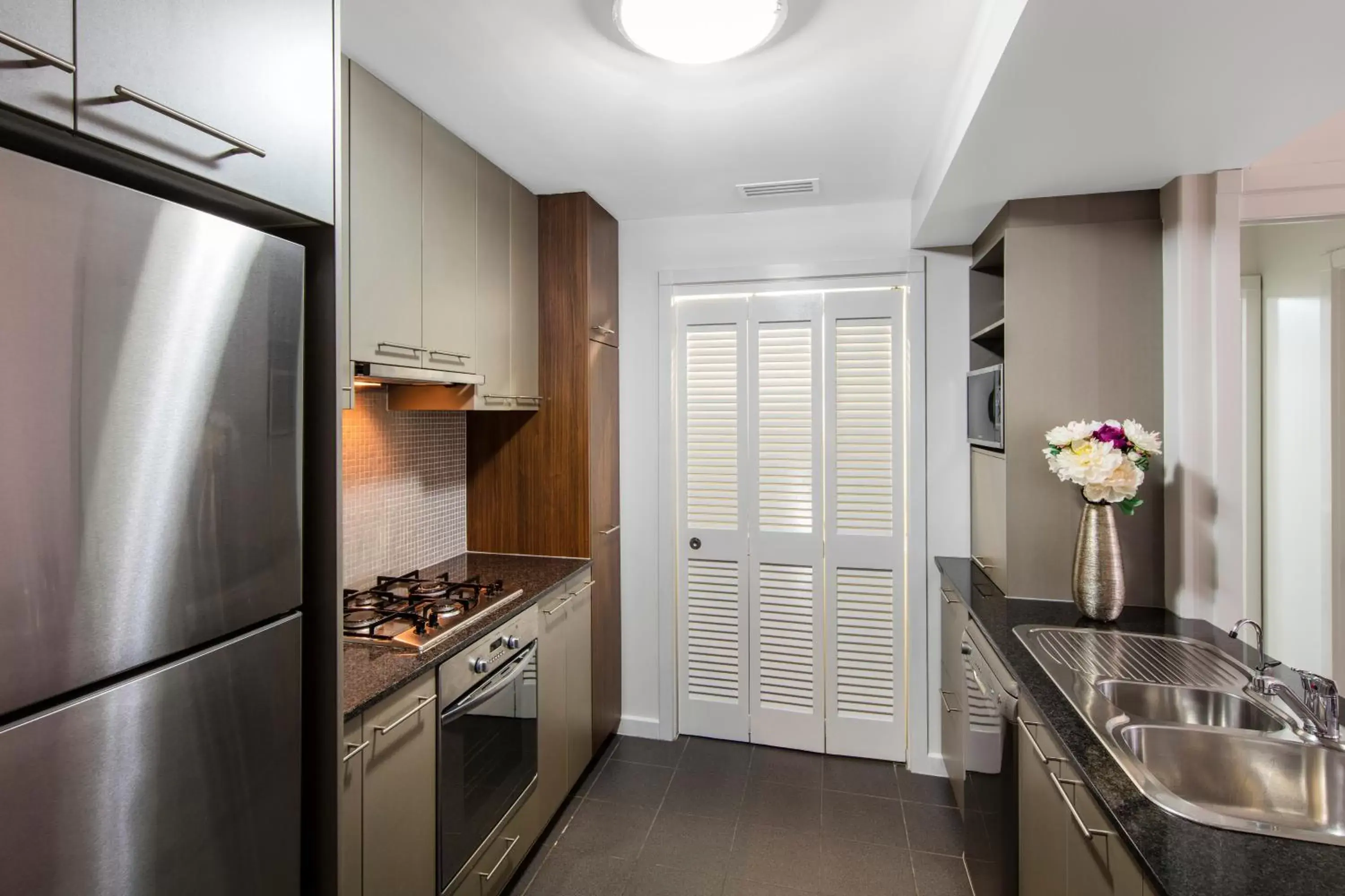 Kitchen or kitchenette, Kitchen/Kitchenette in Oaks Brisbane Mews Suites