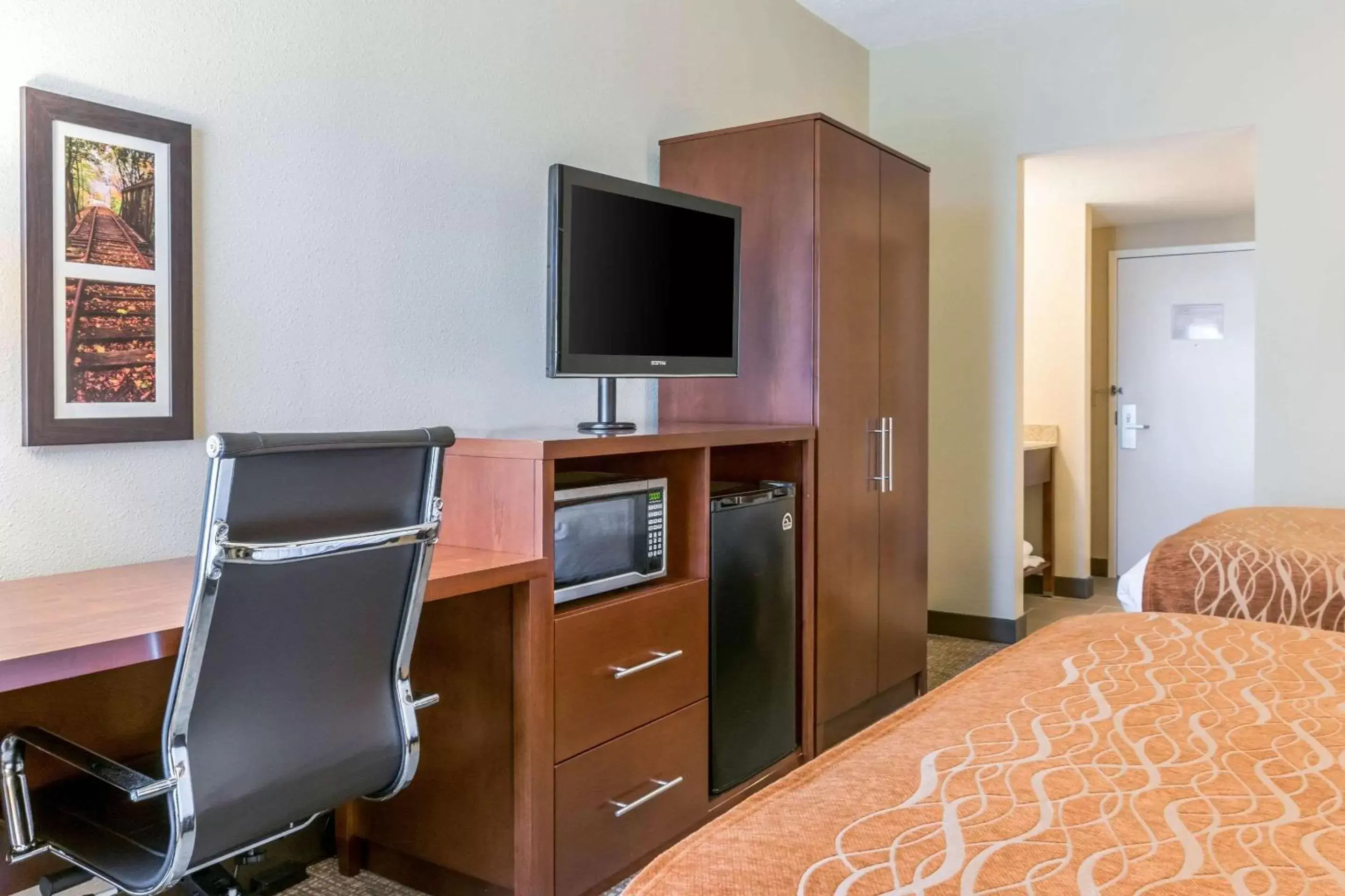 Photo of the whole room, TV/Entertainment Center in Comfort Inn