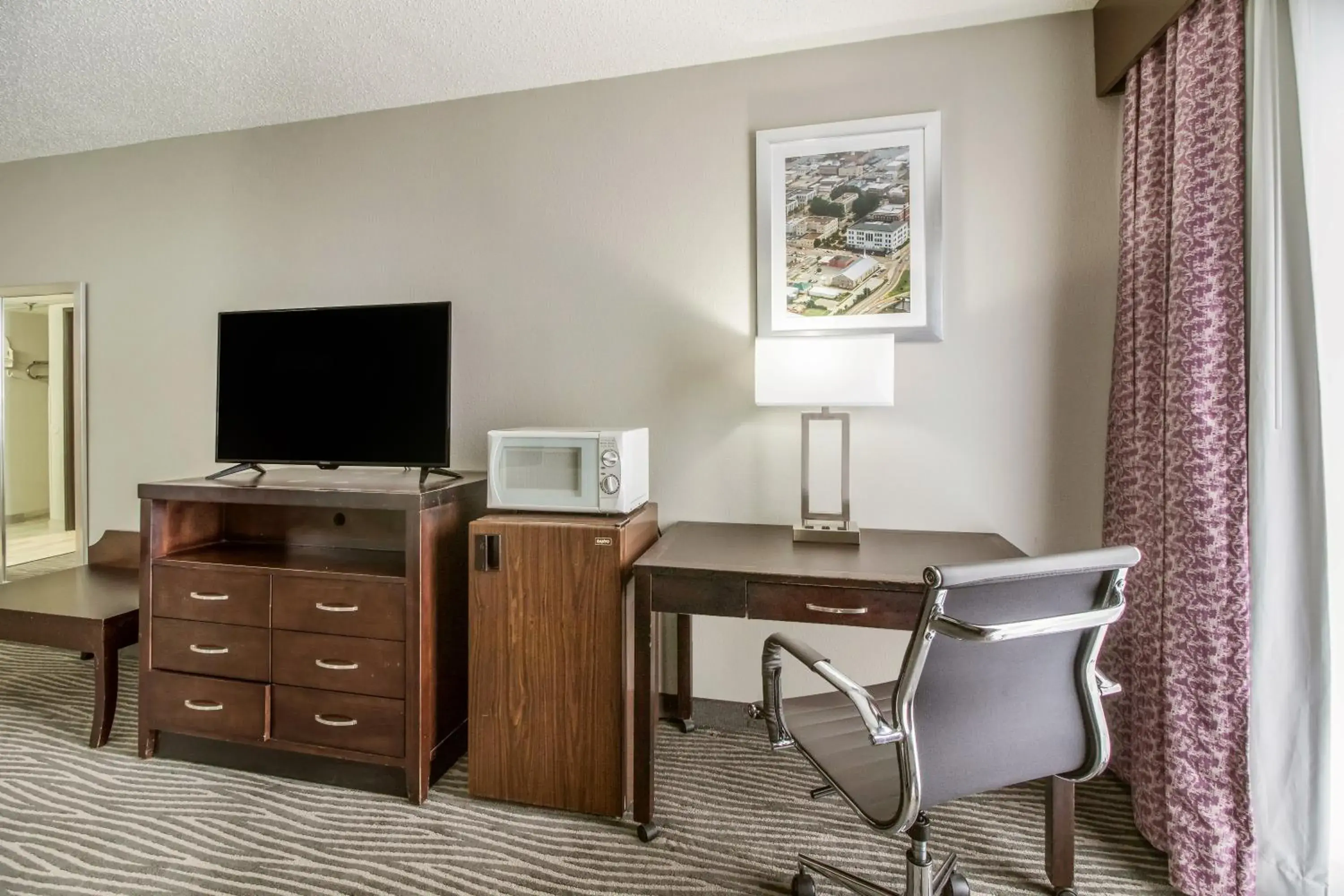 TV and multimedia, TV/Entertainment Center in Clarion Hotel Jackson Northwest