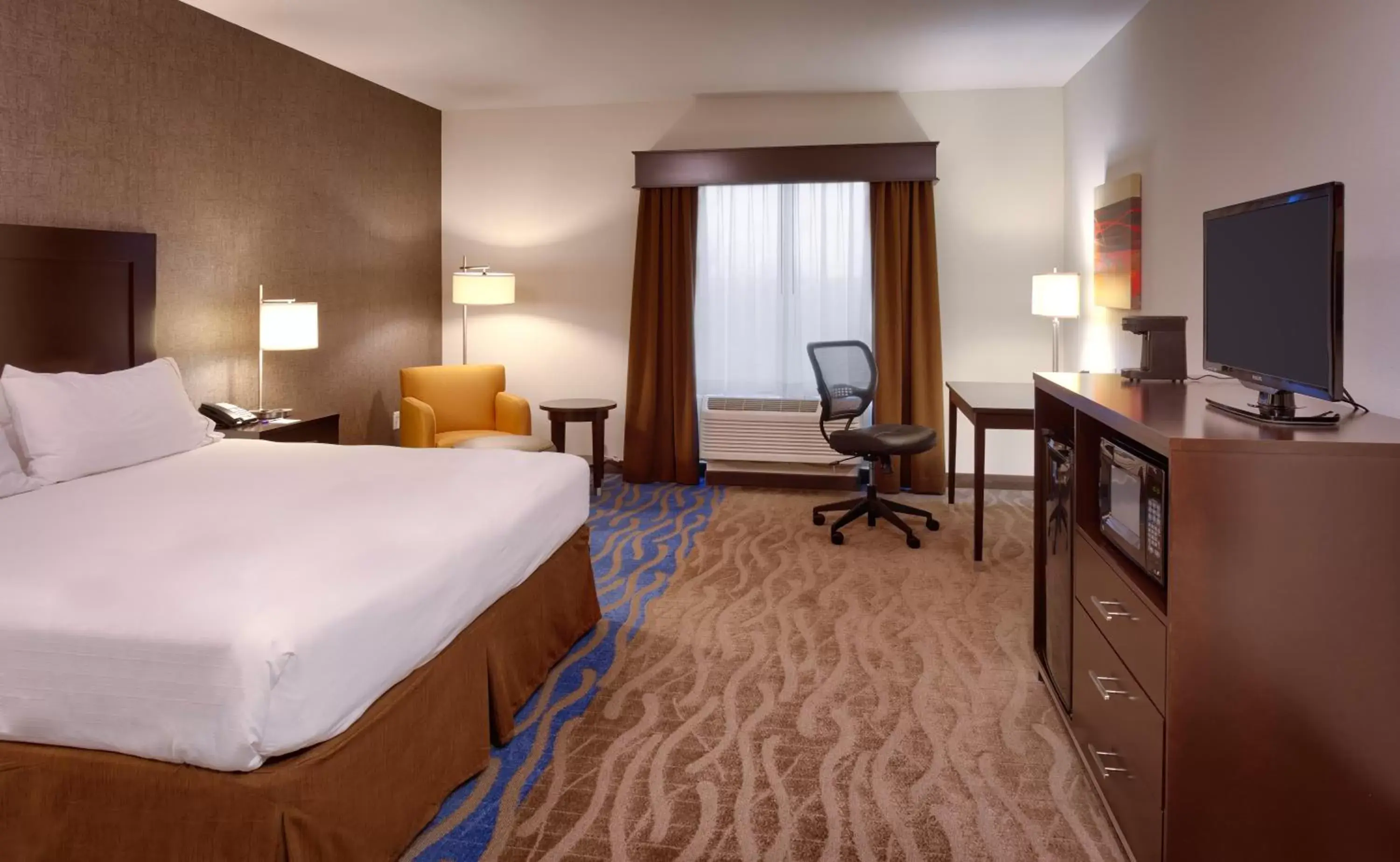 Bedroom, TV/Entertainment Center in Holiday Inn Express & Suites Overland Park, an IHG Hotel