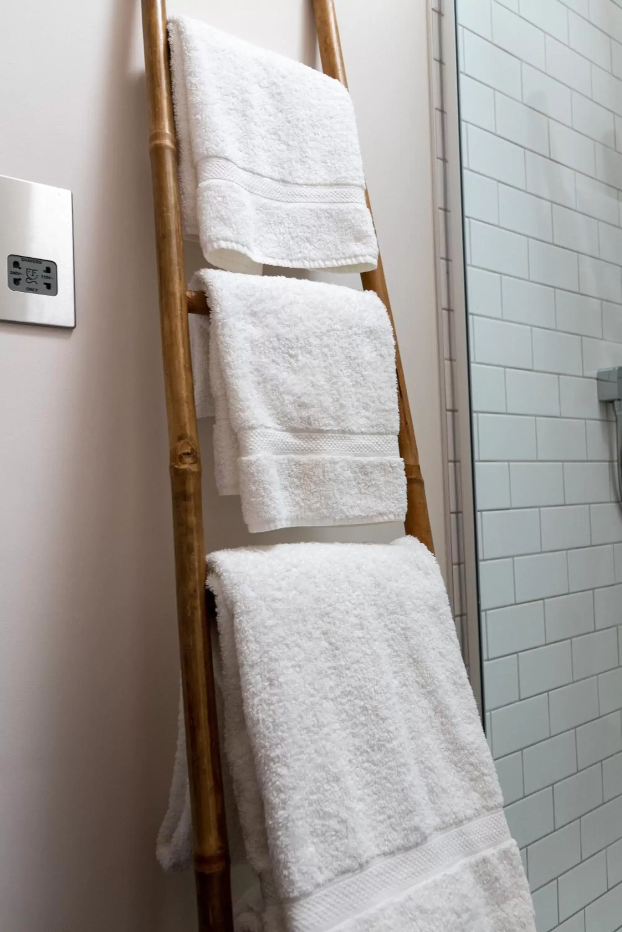 Bathroom, Bed in The Chequers at Burcot