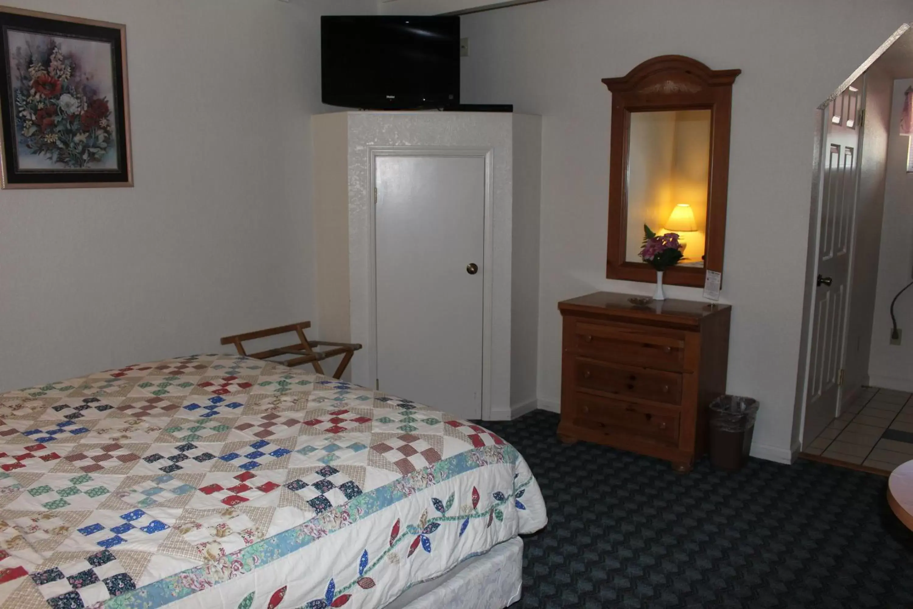 TV and multimedia, TV/Entertainment Center in Barewood Inn & Suites