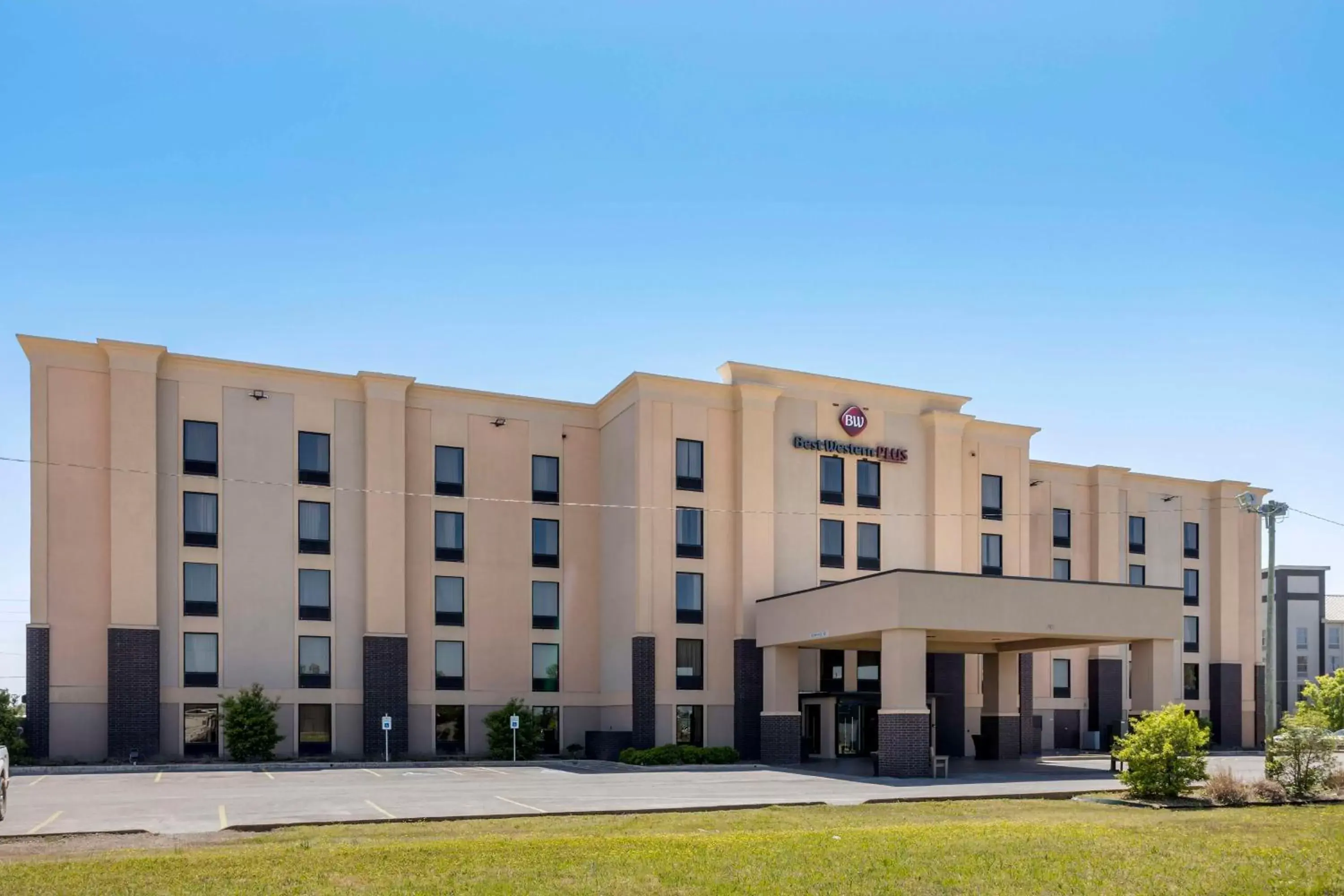 Property Building in Best Western Plus Jonesboro Inn & Suites