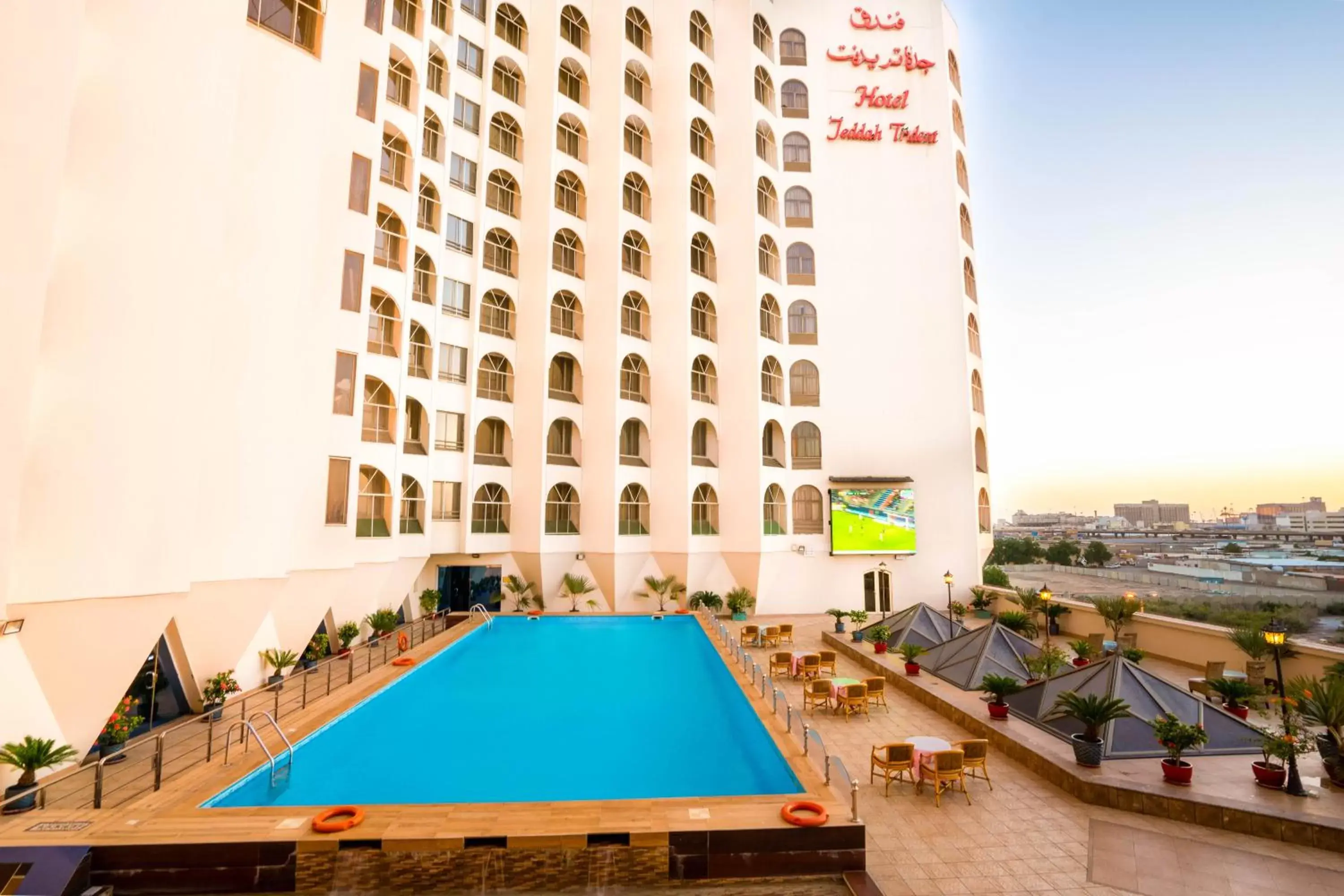 Restaurant/places to eat, Swimming Pool in Jeddah Grand Hotel