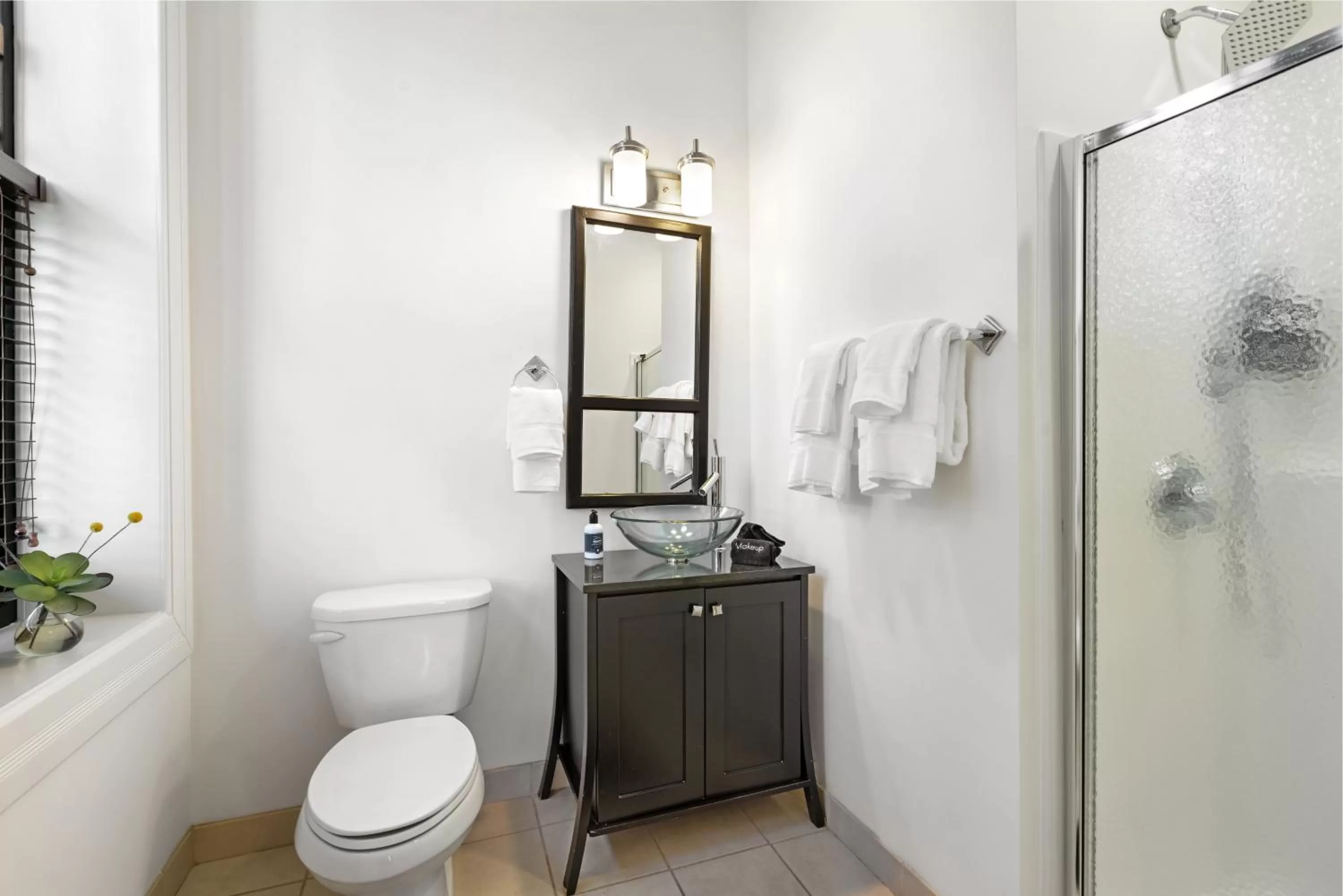 Shower, Bathroom in Brexton Hotel