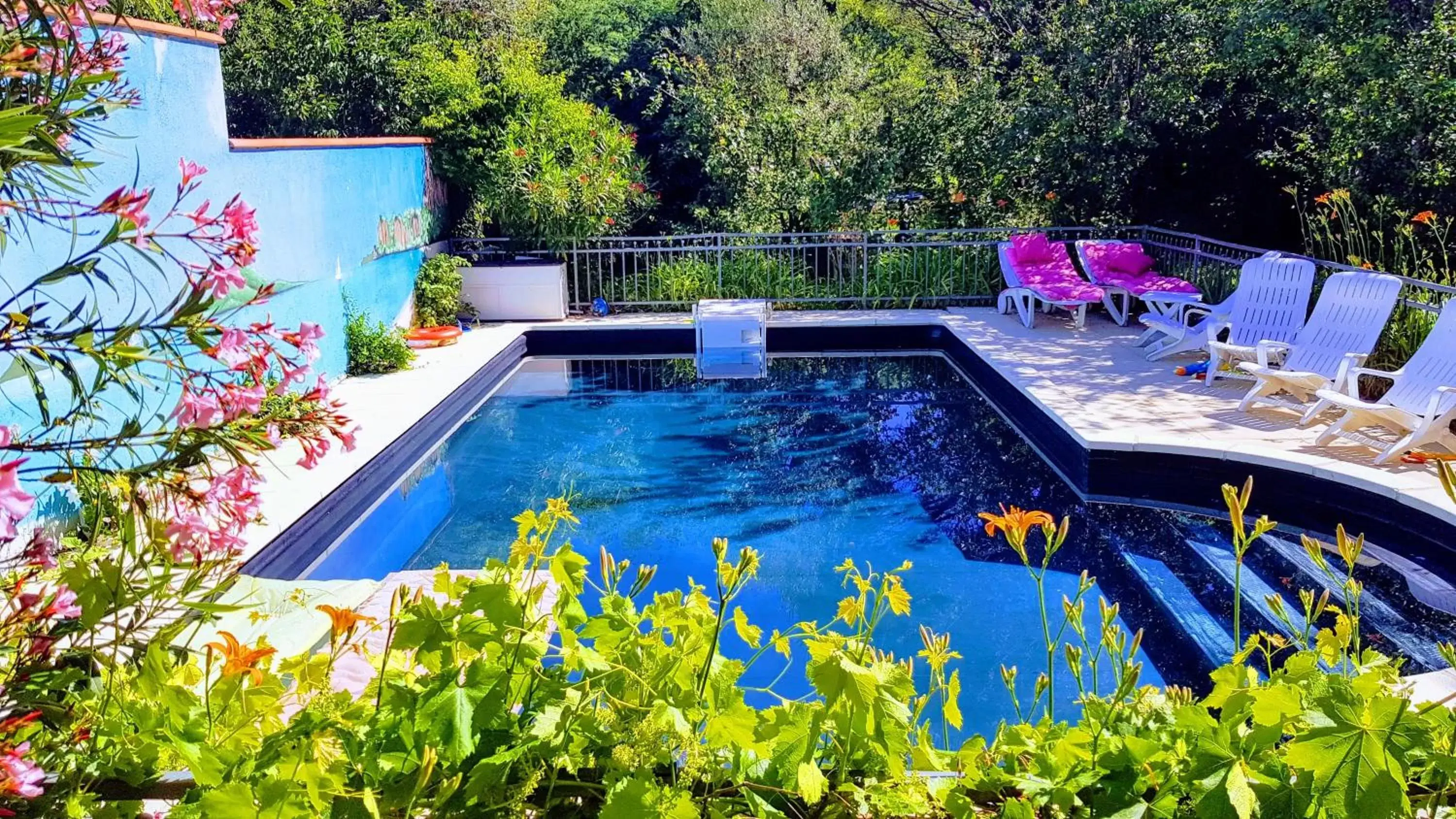 Swimming Pool in 2 chambres et salle de bain un oasis de bien être Piscine