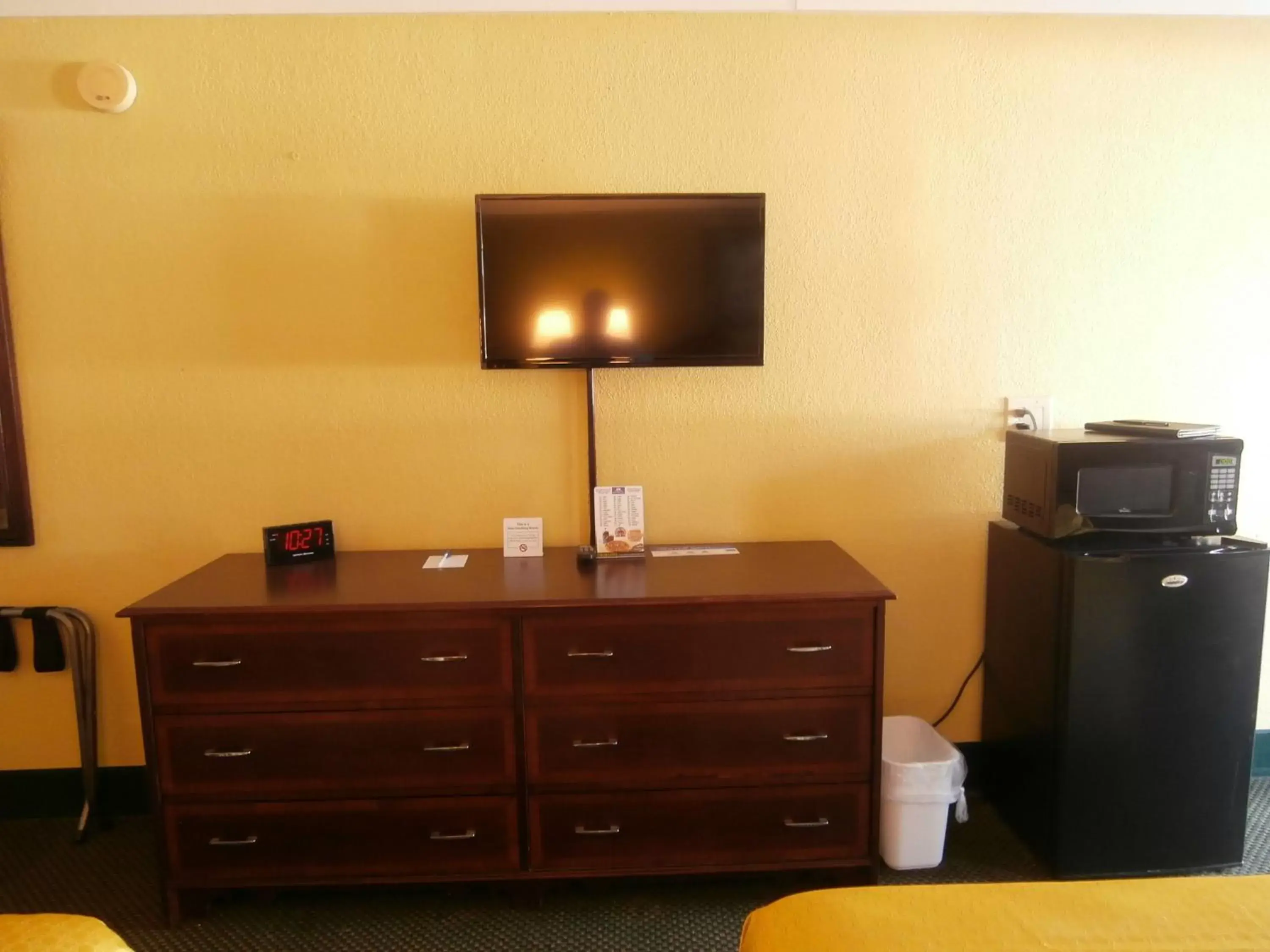 Photo of the whole room, TV/Entertainment Center in America's Best Value Inn Conyers
