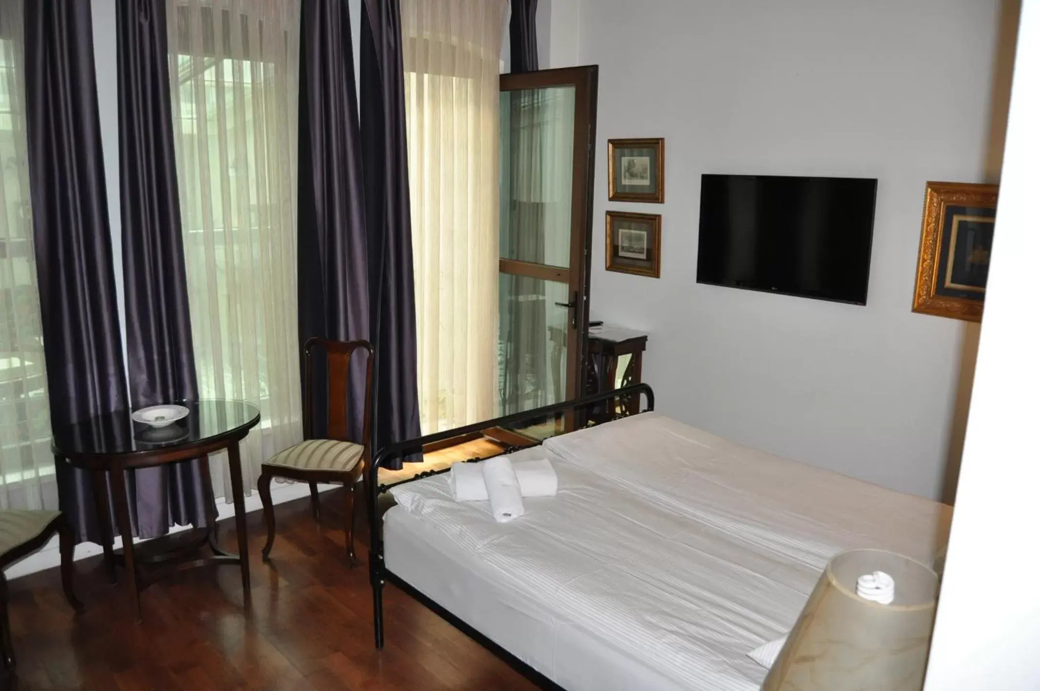Bedroom, TV/Entertainment Center in Villa Pera Suite Hotel