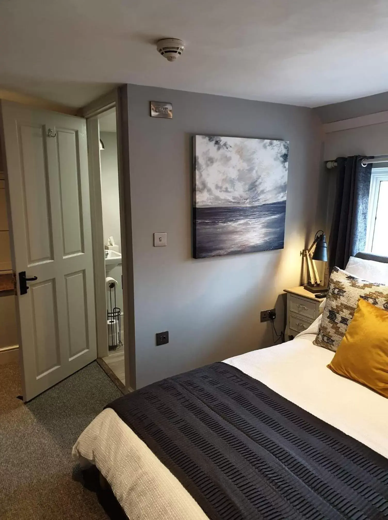 Small Double Room in The Horse Inn Hurst Small Double Room in The Horse Inn Hurst