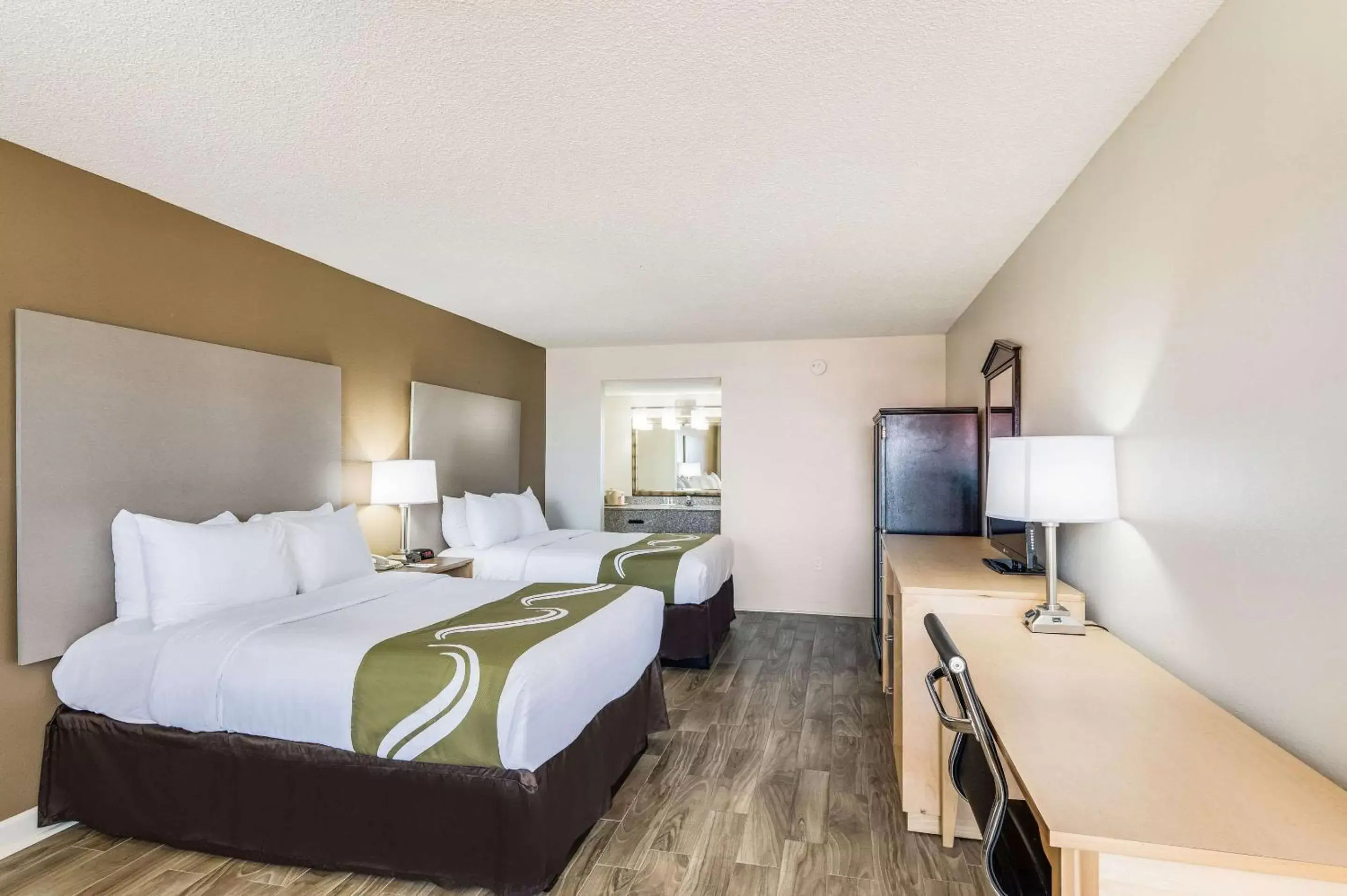 Photo of the whole room, Bed in Quality Inn & Suites Hot Springs-Lake Hamilton