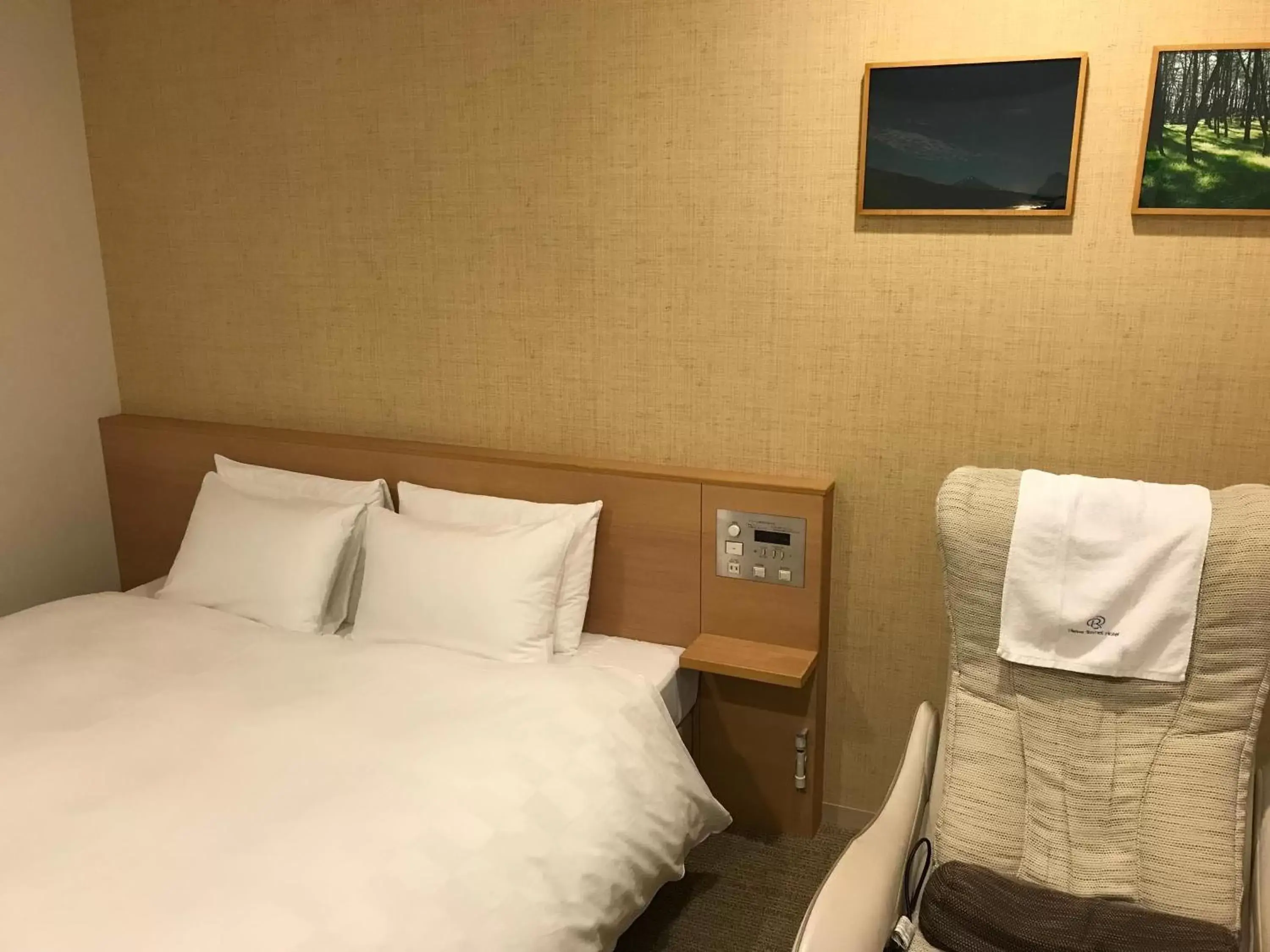 Photo of the whole room, Bed in Daiwa Roynet Hotel Numazu