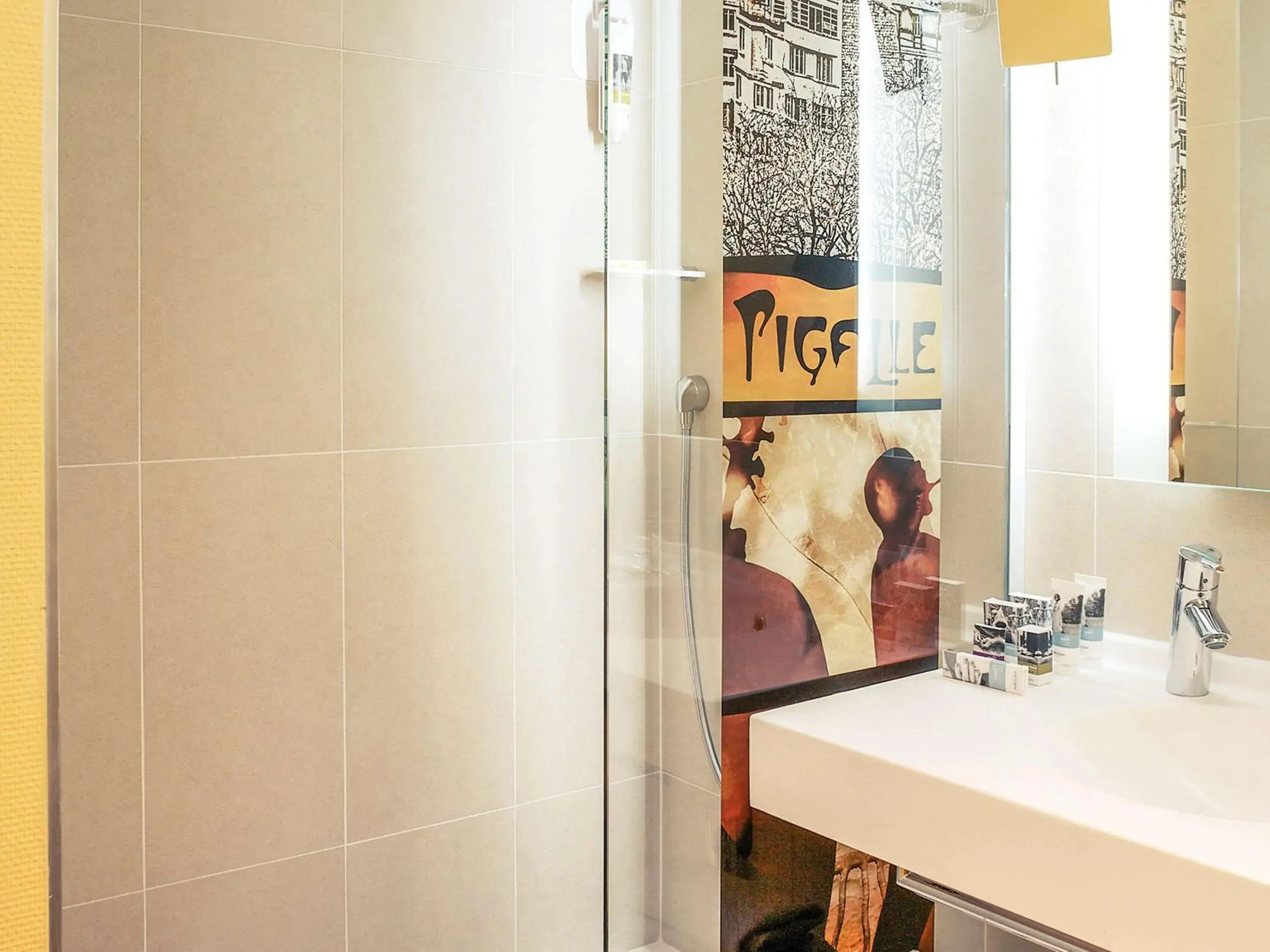 Photo of the whole room, Bathroom in Mercure Paris Pigalle Sacre Coeur