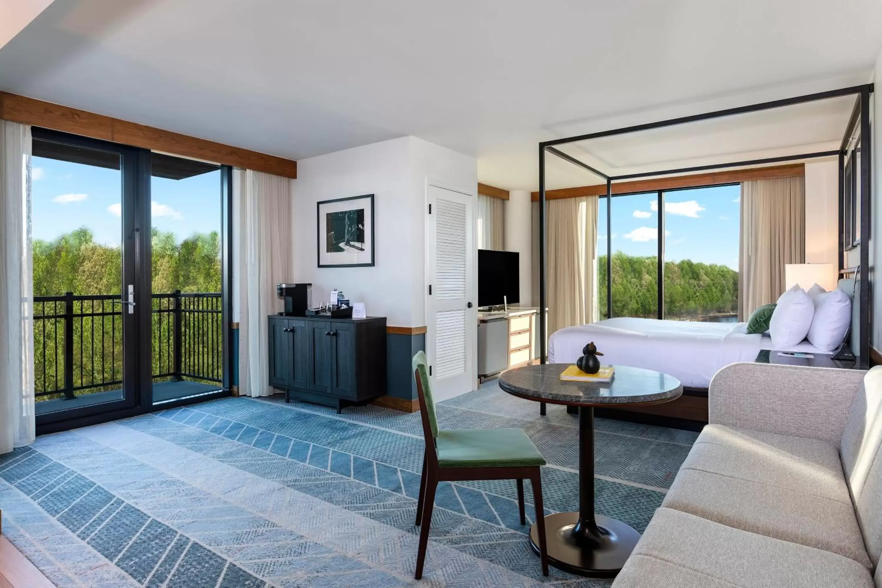 Bedroom, Seating Area in Merriweather Lakehouse Hotel, Autograph Collection