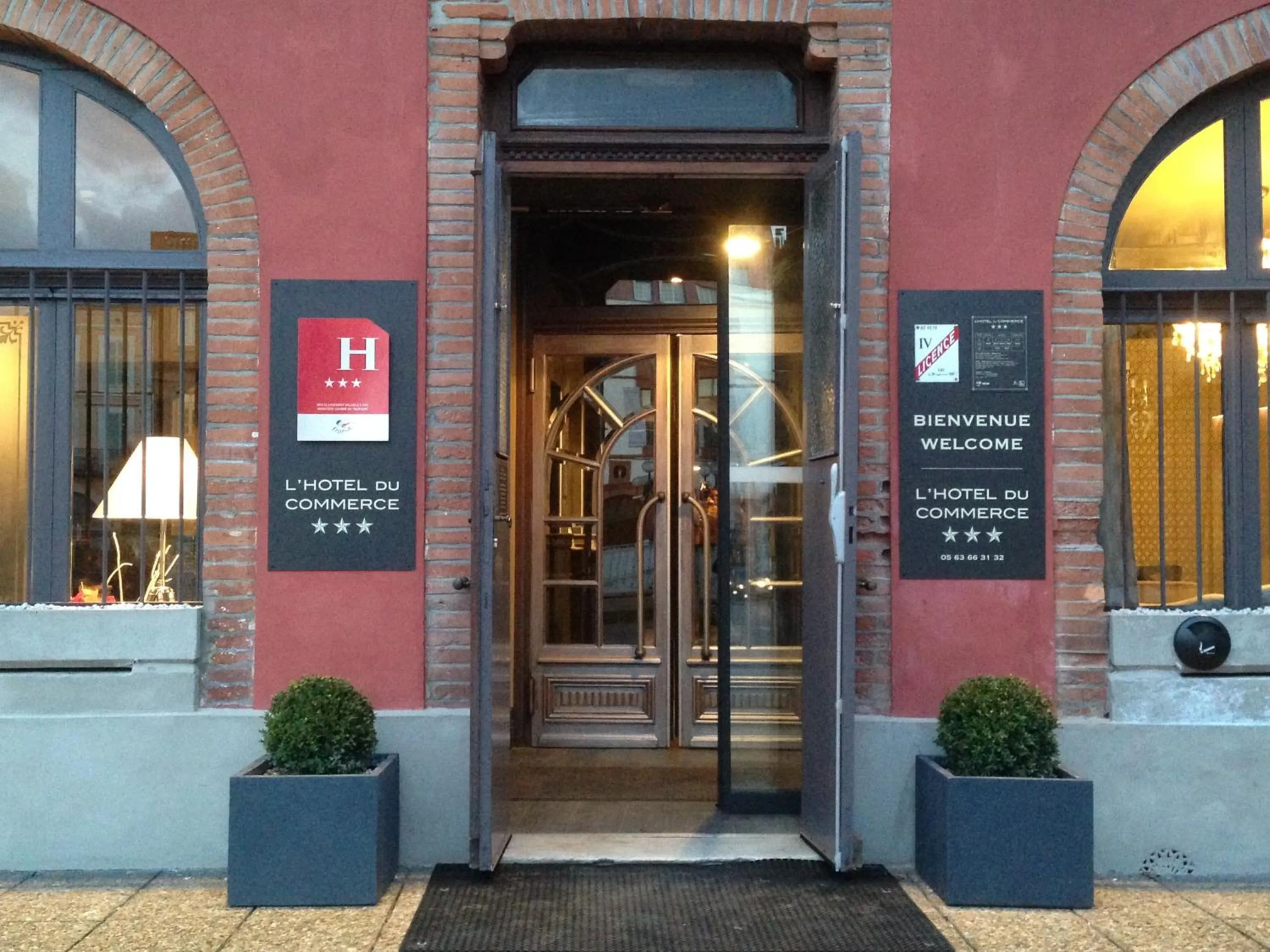 Facade/entrance in Hôtel du Commerce