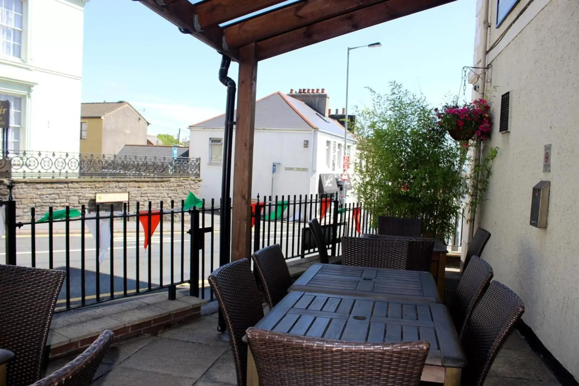 Garden, Balcony/Terrace in Thomas Arms Hotel