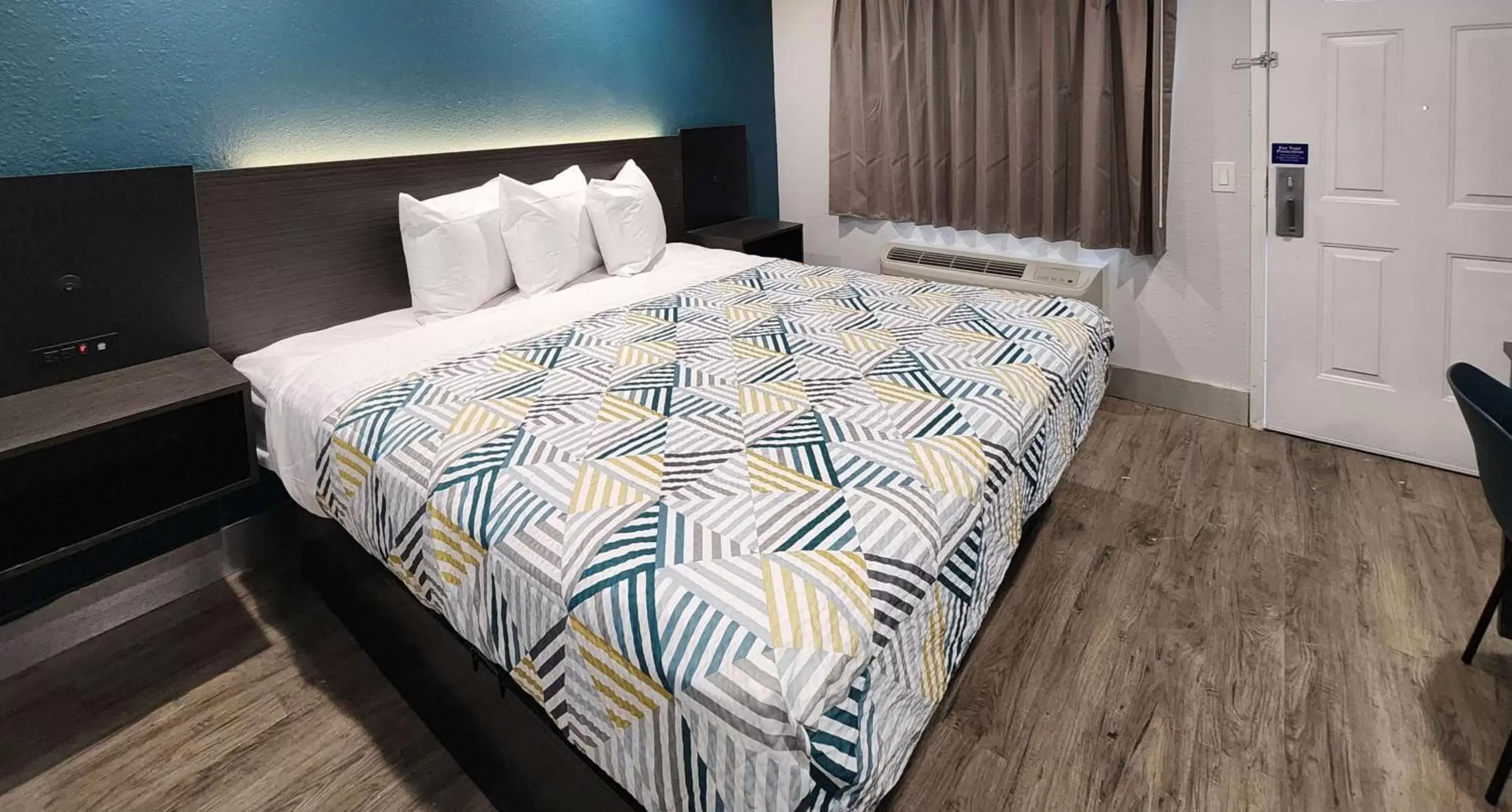 King Room - Non-Smoking in Studio 6 Suites San Ysidro CA San Diego South Bay King Room - Non-Smoking in Studio 6 Suites San Ysidro CA San Diego South Bay