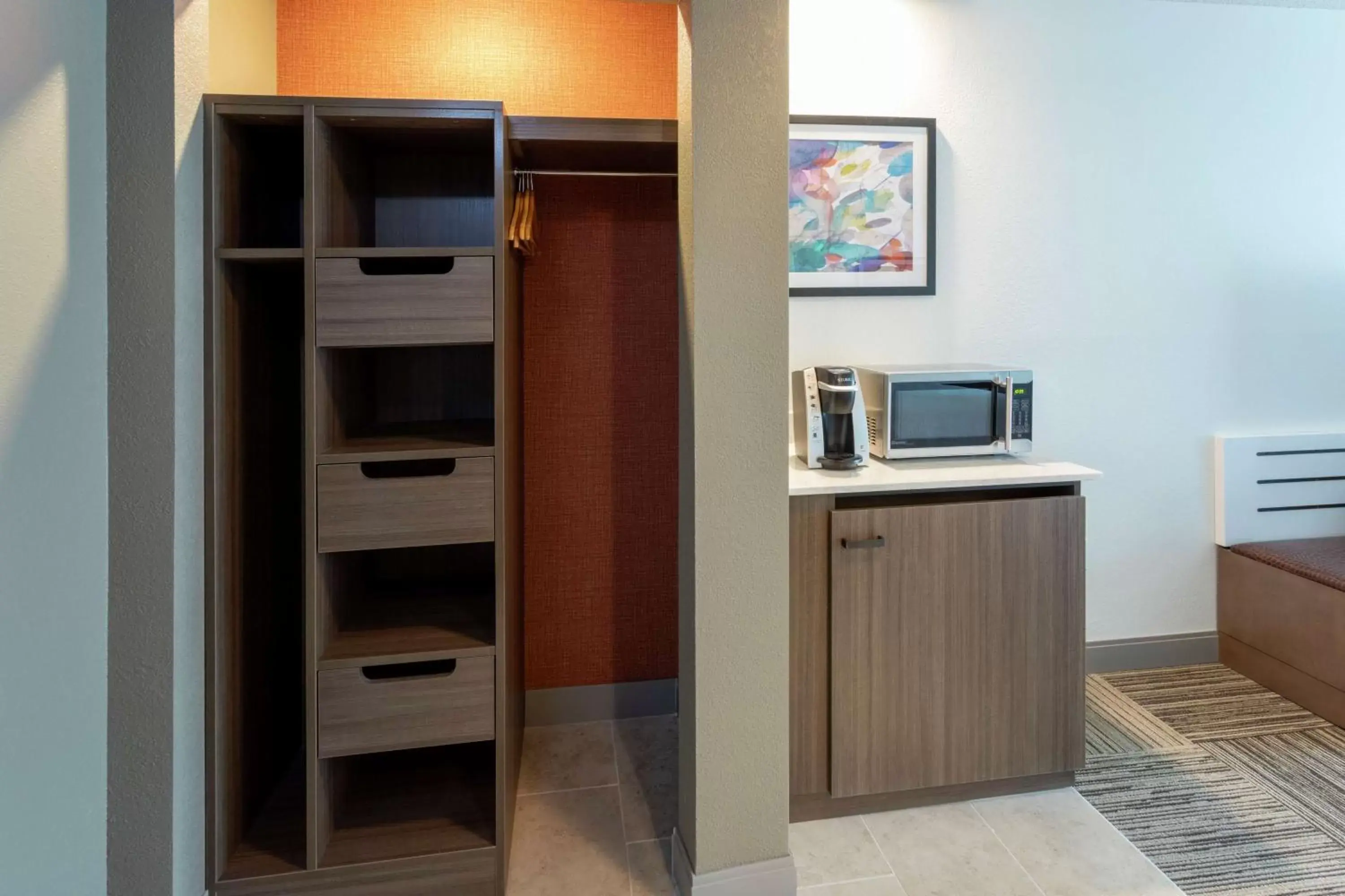 Photo of the whole room, TV/Entertainment Center in Hilton Garden Inn Minneapolis Saint Paul-Shoreview