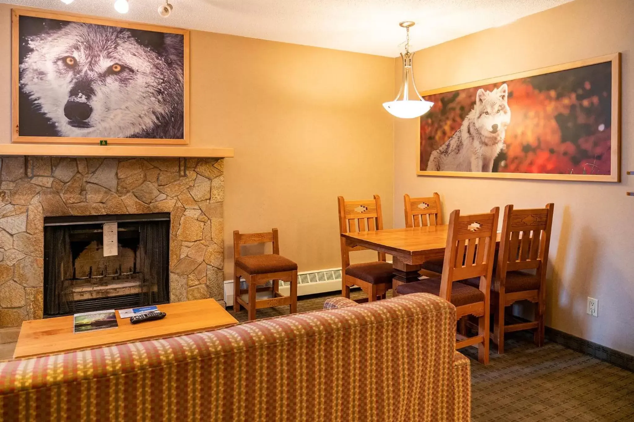 Living room, Restaurant/Places to Eat in Banff Rocky Mountain Resort