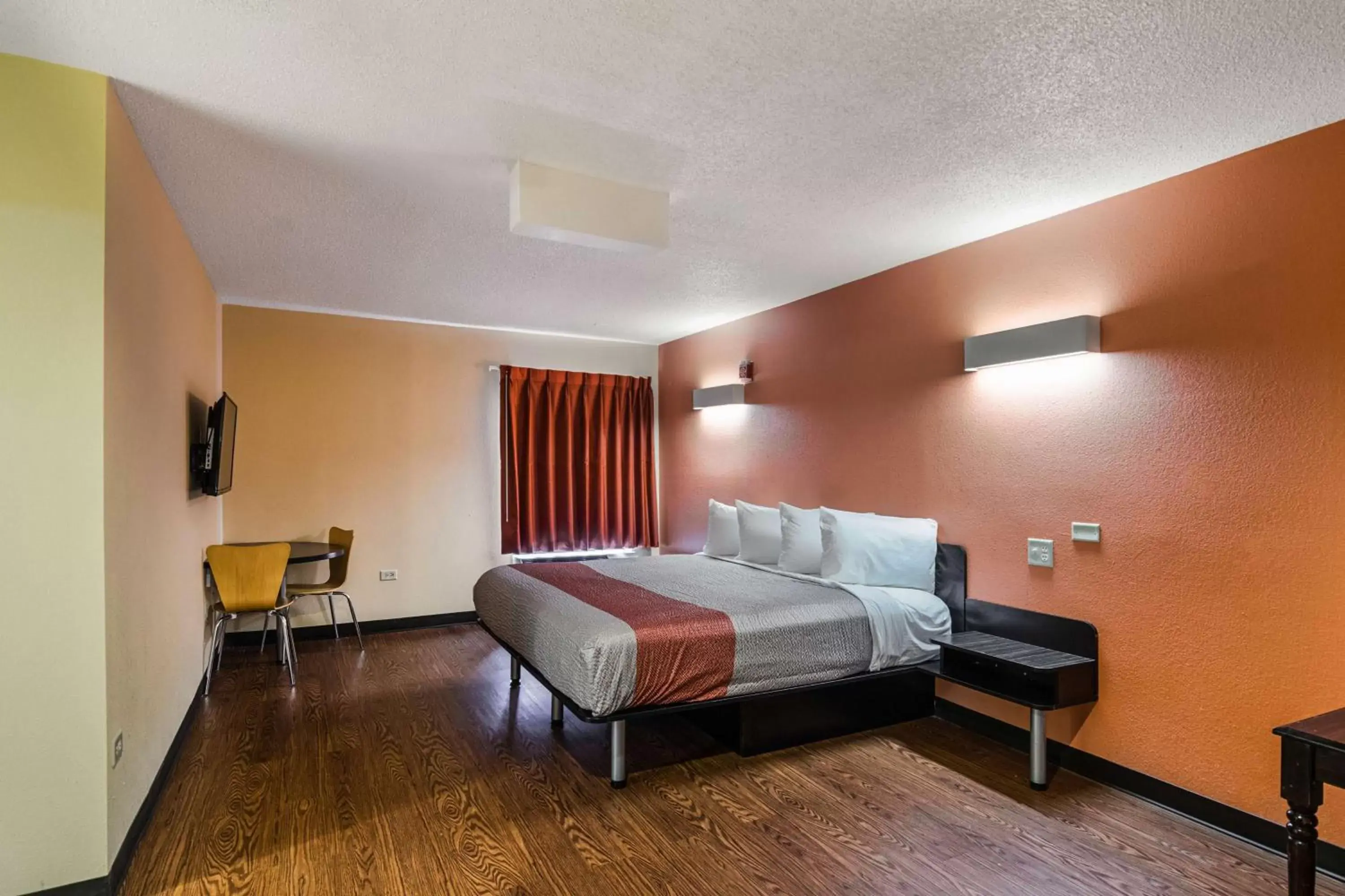 TV and multimedia, Bed in Motel 6-Libertyville, IL