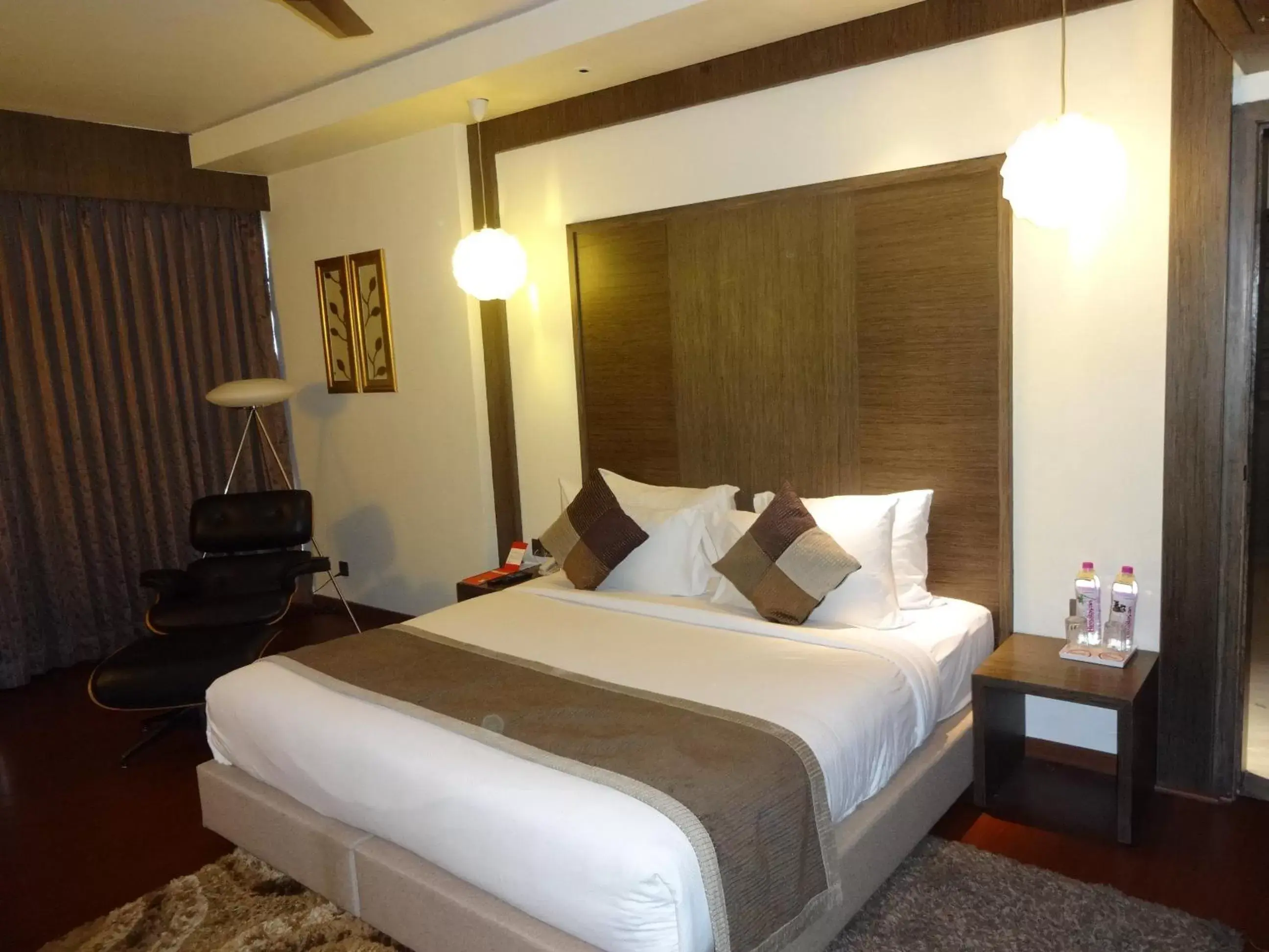 Photo of the whole room, Bed in Daspalla Hyderabad