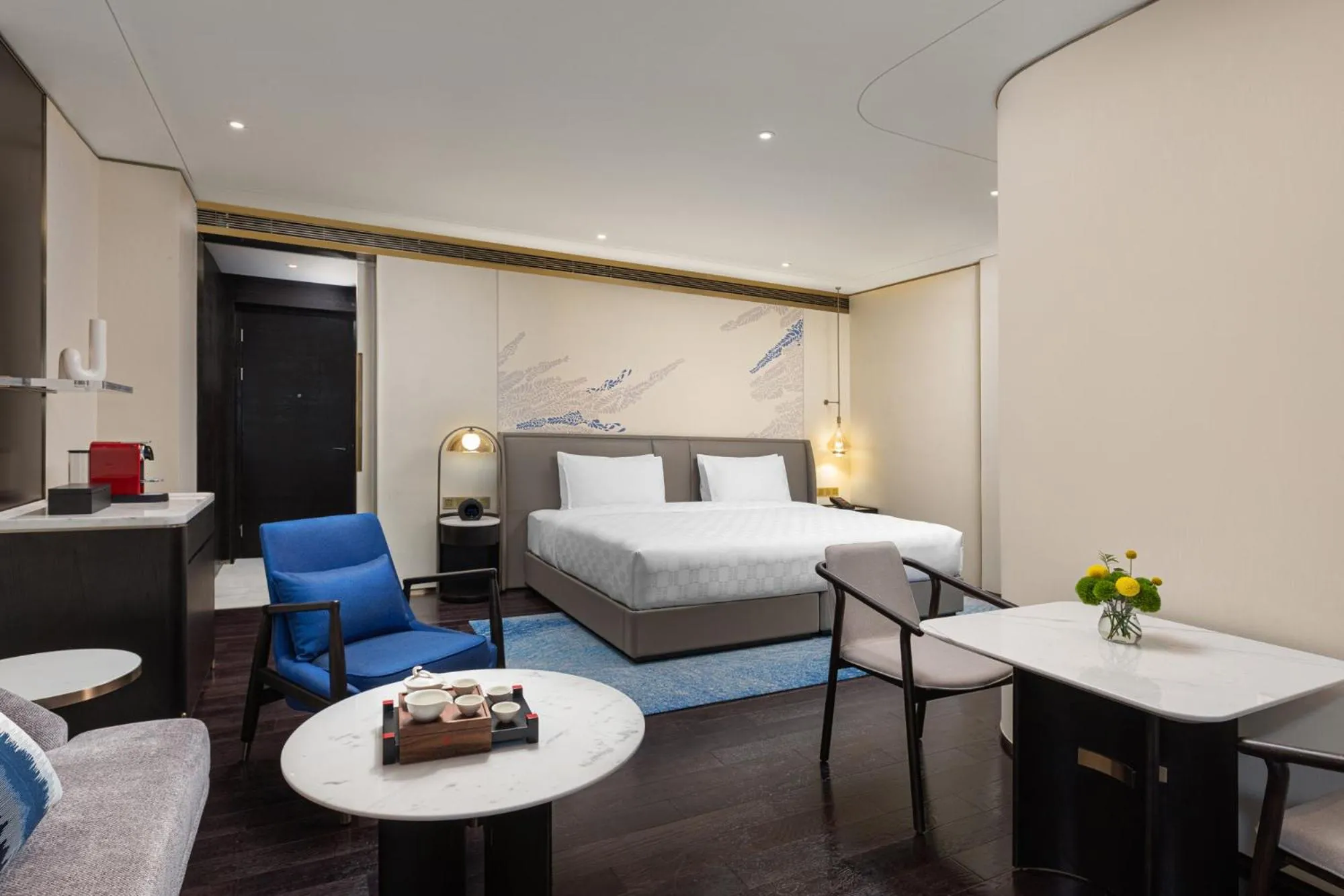 Photo of the whole room, Bed in HUALUXE Shanghai Changfeng Park - Park Lake View