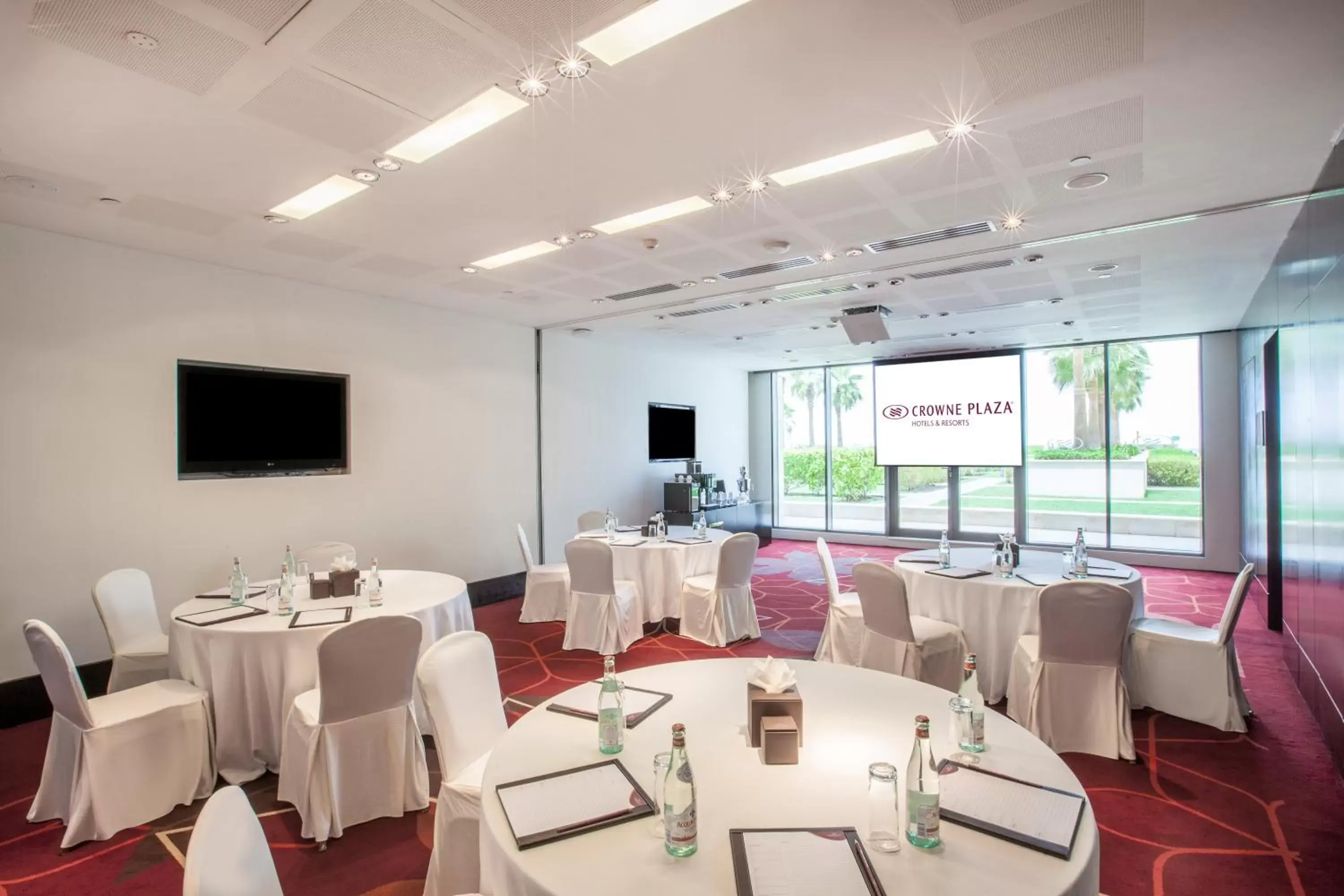 Meeting/conference room, Restaurant/Places to Eat in Crowne Plaza Yas Island, an IHG Hotel