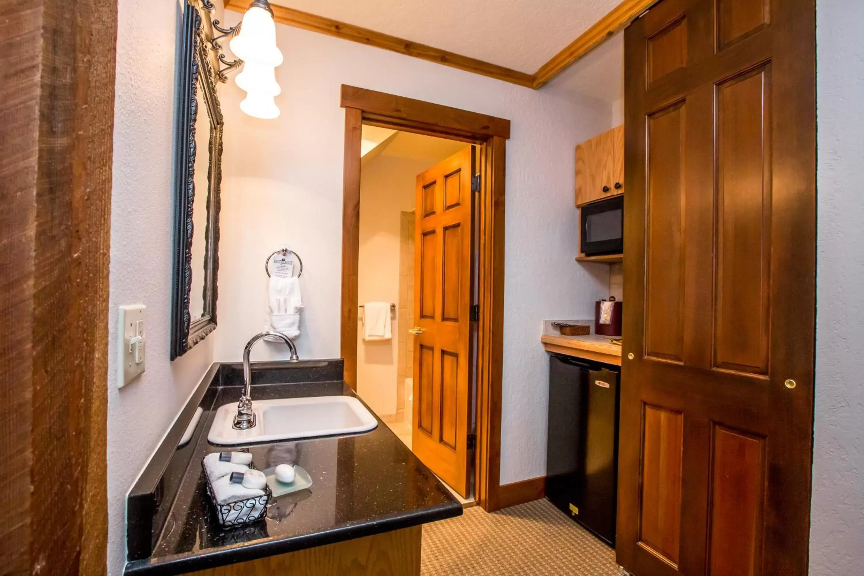 Kitchen or kitchenette, Seating Area in Kandahar Lodge at Whitefish Mountain Resort