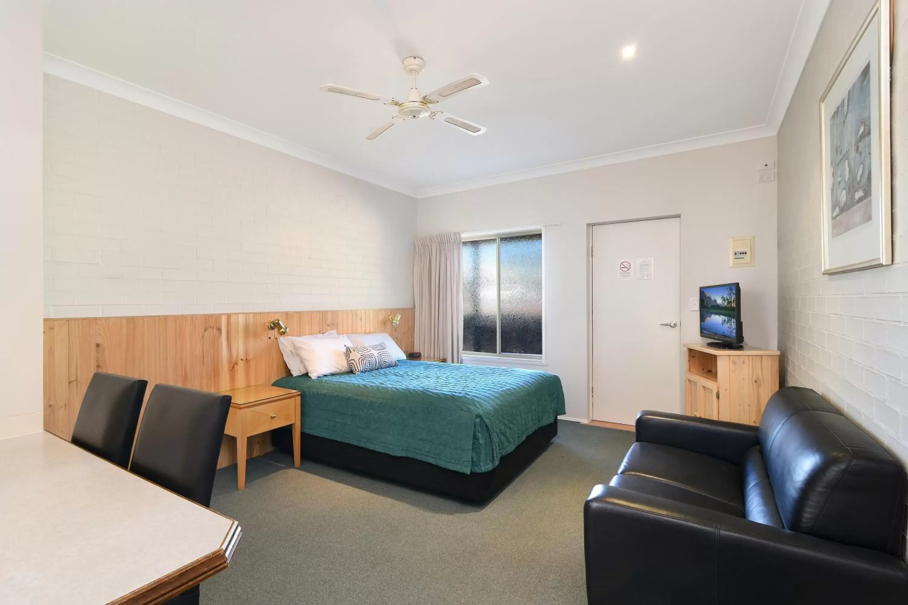 Photo of the whole room, Room Photo in Catalina Motel Lake Macquarie