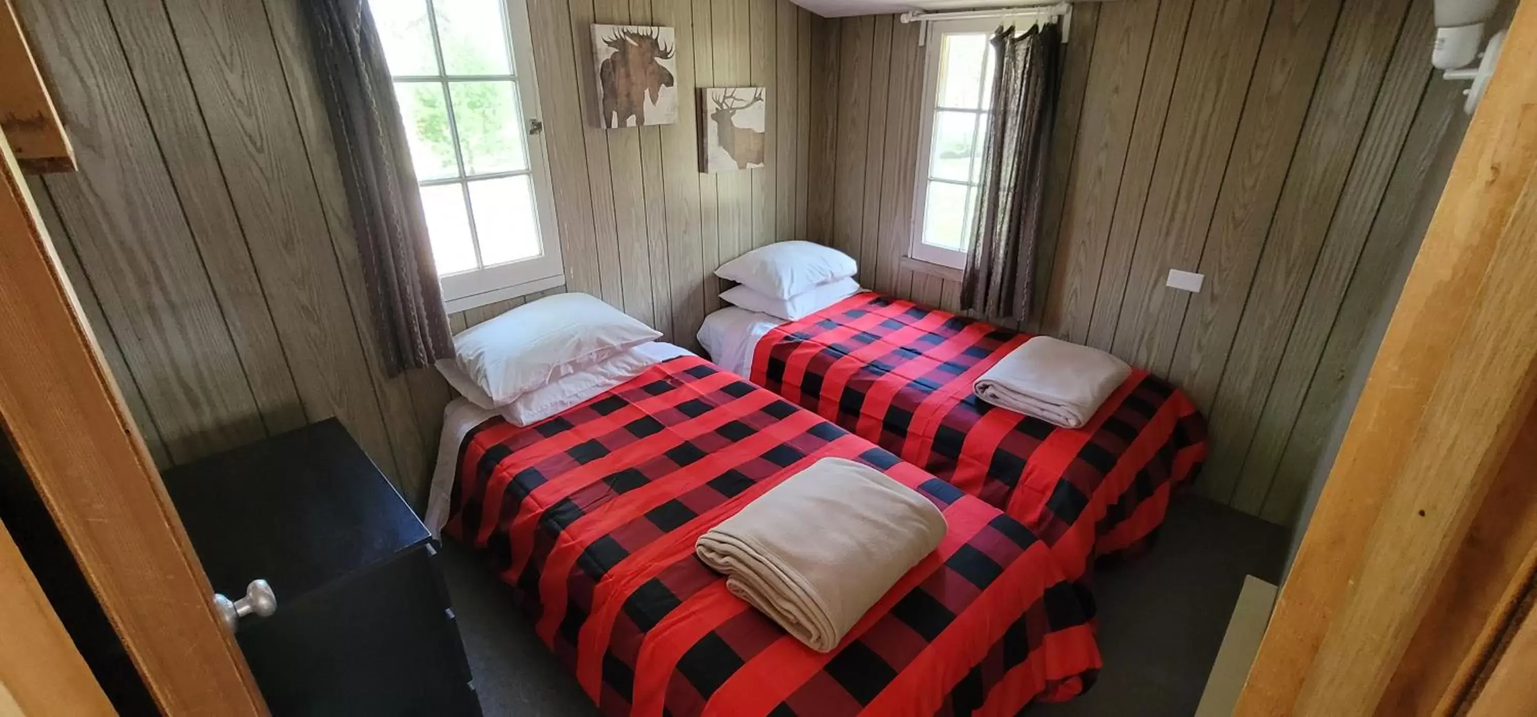 Bed in Parkway Cottage Resort and Trading Post