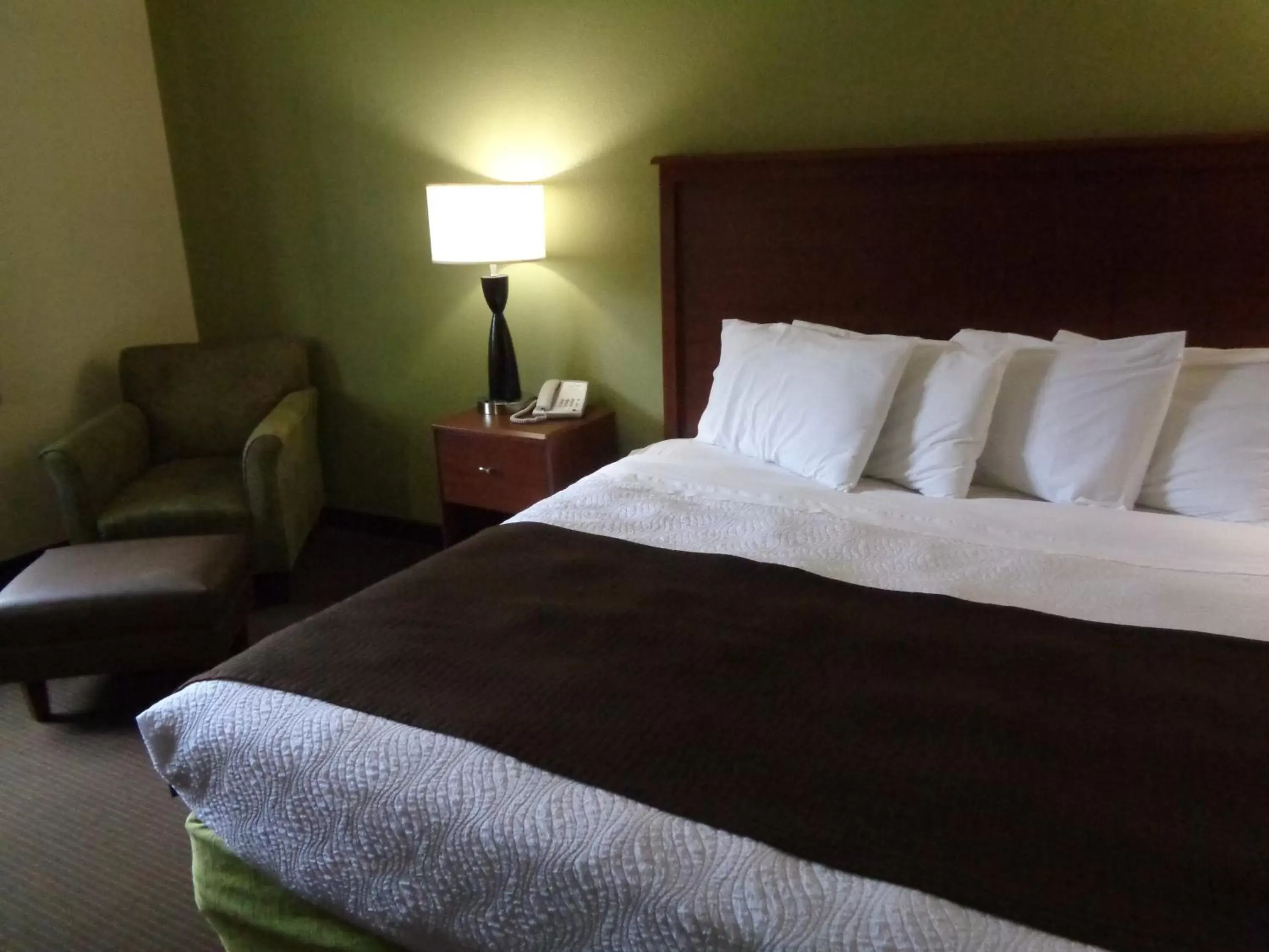 Bedroom, Bed in AmericInn by Wyndham Grand Rapids