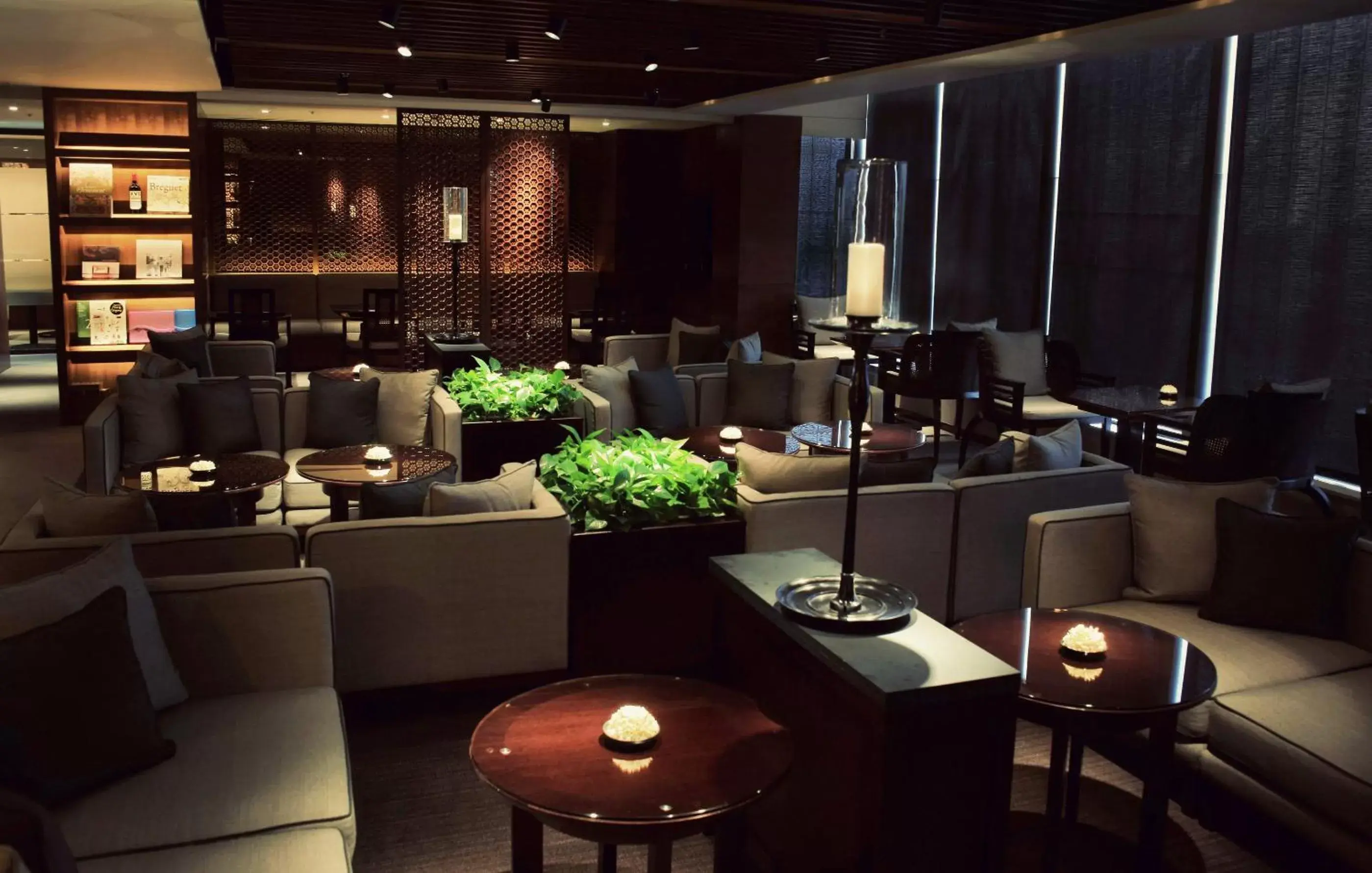 Lounge or bar in Regent Taipei