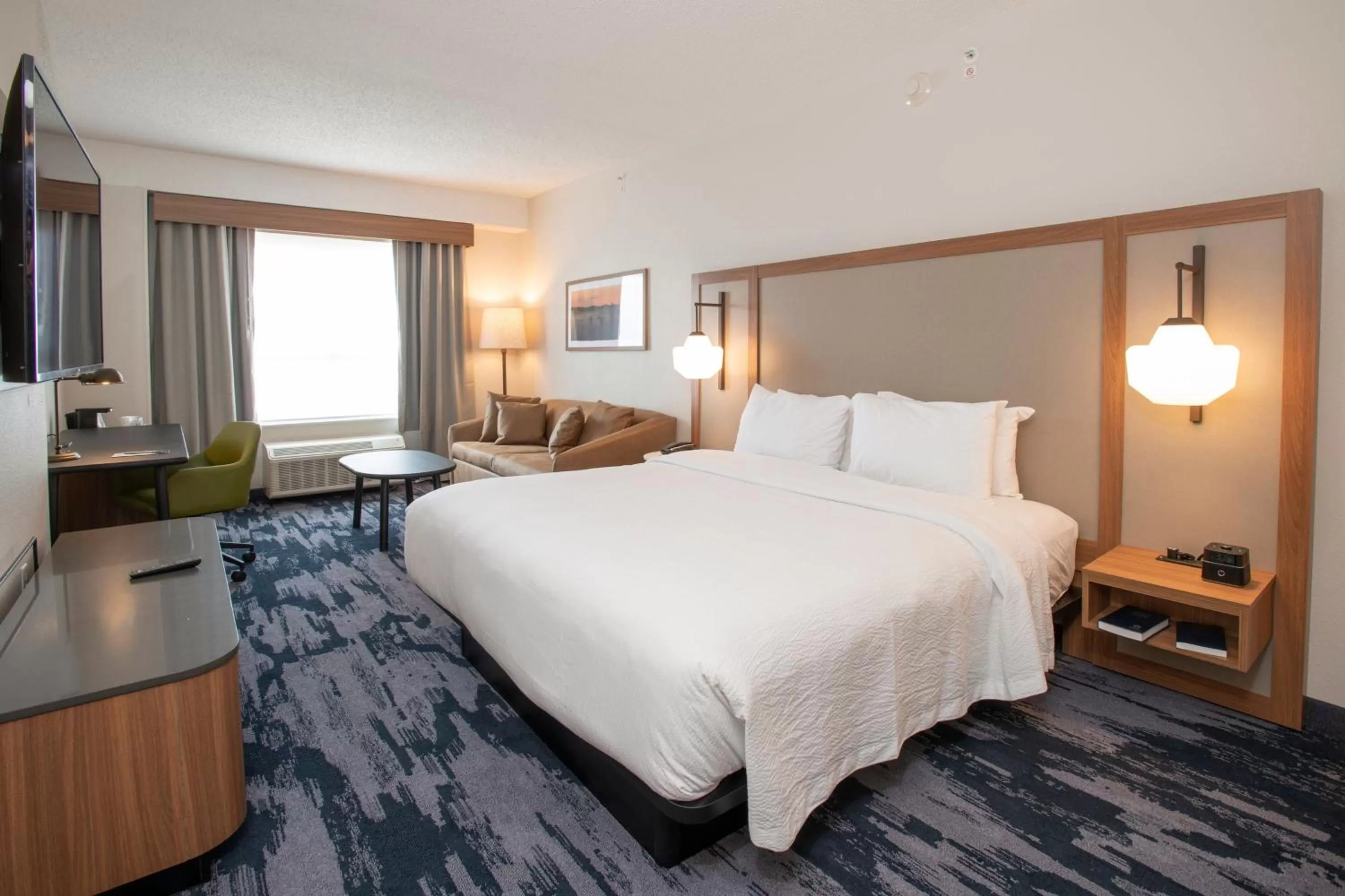 Standard King Room with Sofa Bed and City View in Fairfield by Marriott Inn & Suites Newport on the River