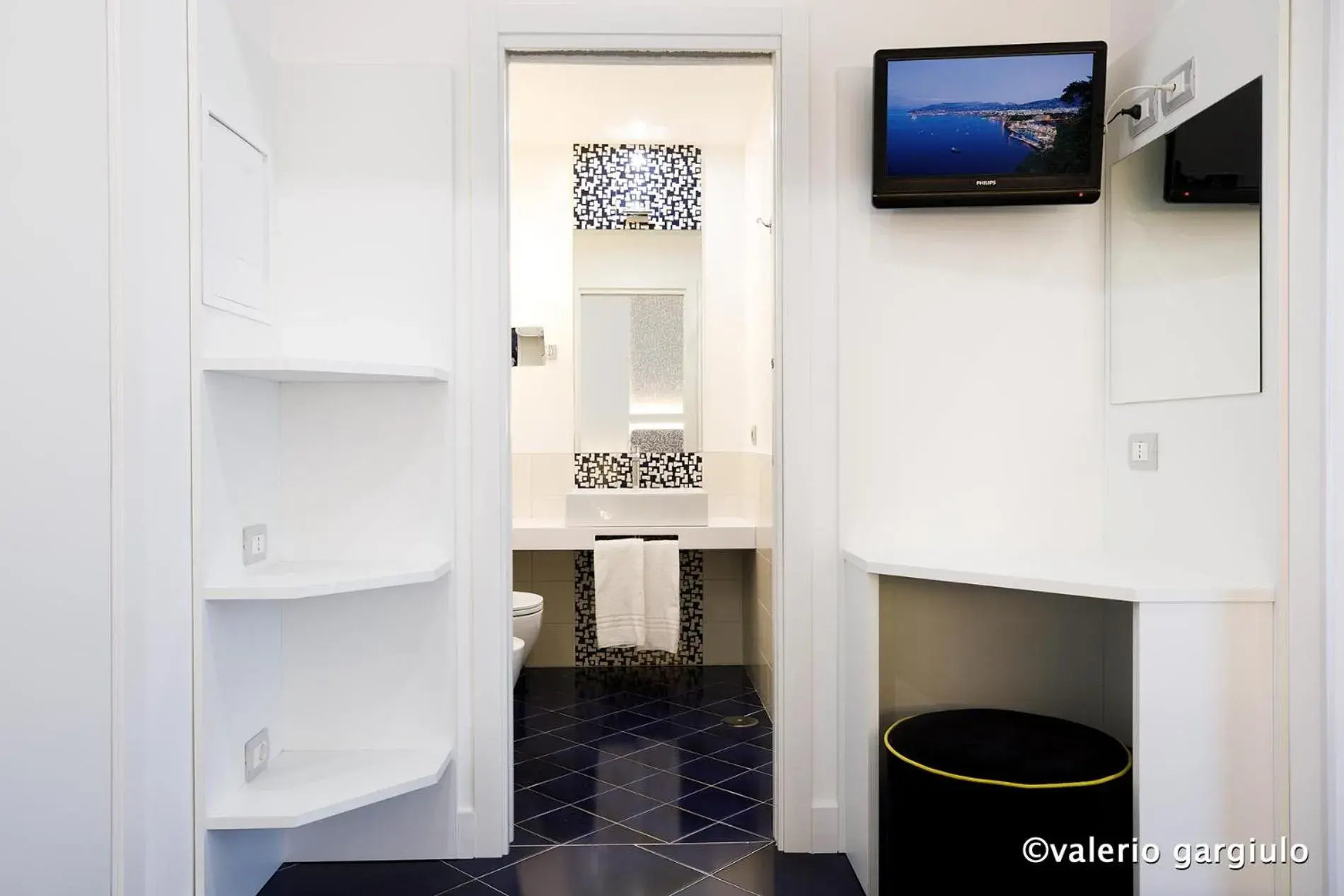 Bathroom, TV/Entertainment Center in Hotel Nice