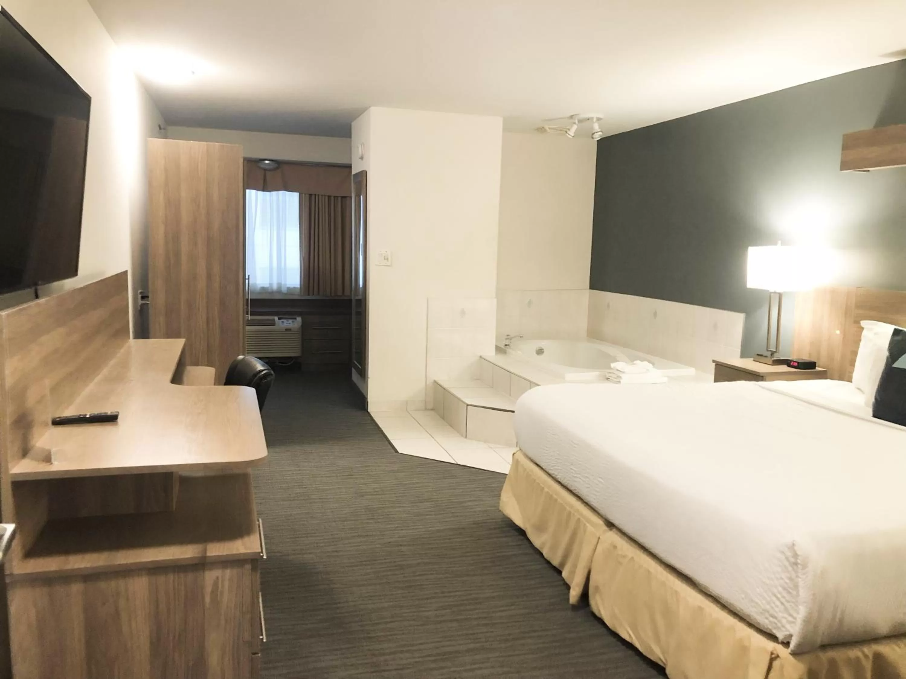 Bed in Days Inn by Wyndham Niagara Falls Centre St By the Falls