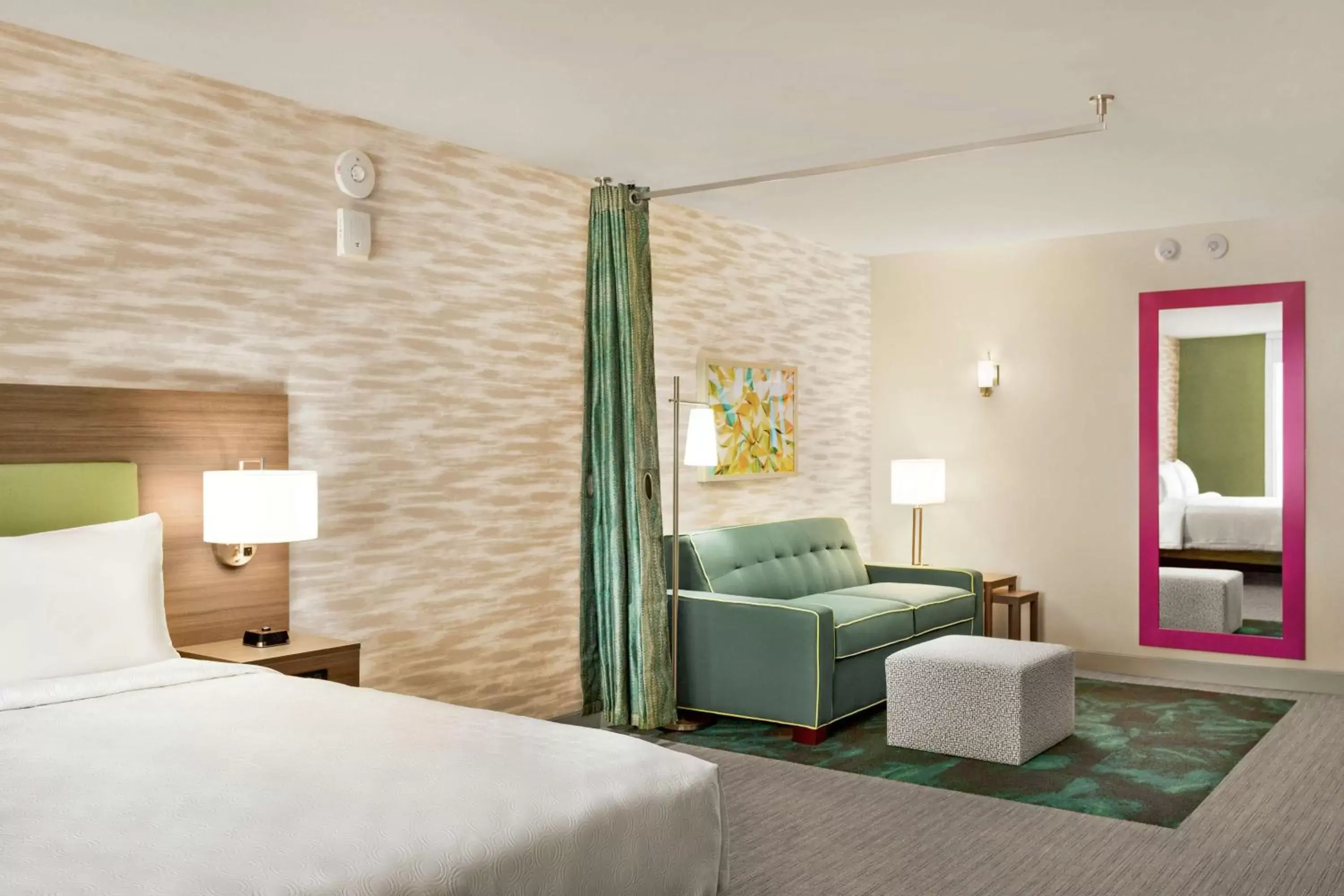 Living room, Bed in Home2 Suites By Hilton Scottsdale Salt River