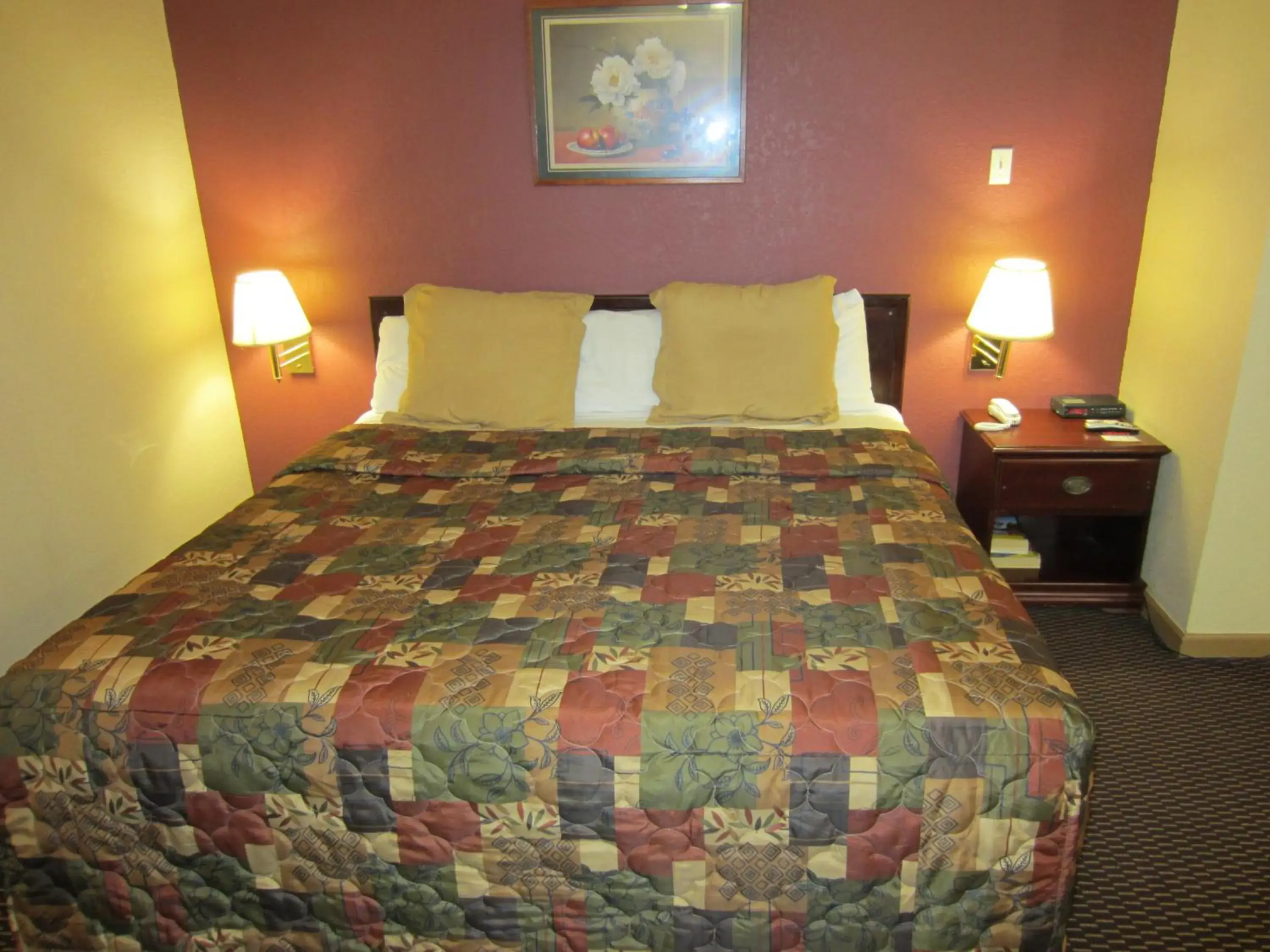 Bedroom, Bed in First Western Inn - Fairmont City