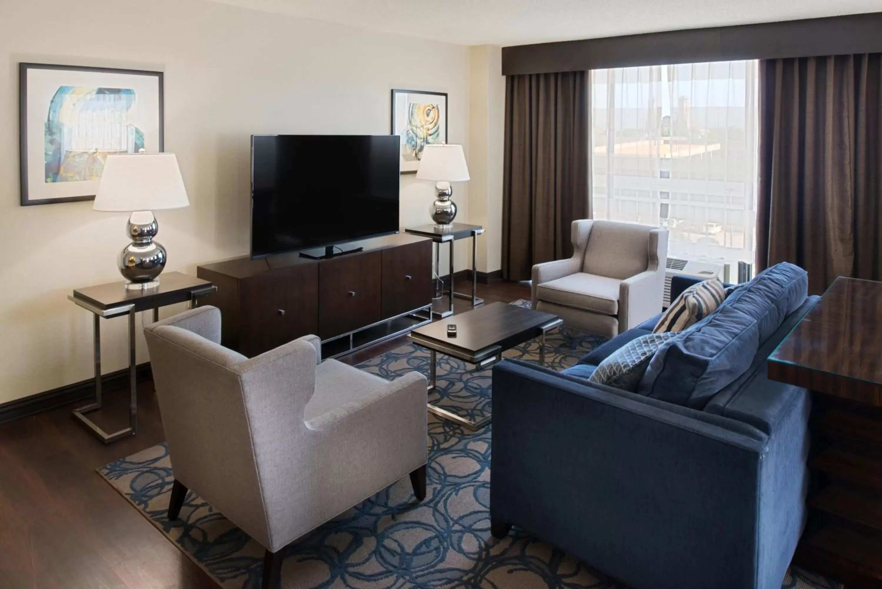 Bedroom, Seating Area in Holiday Inn St Louis Downtown/Convention Center, an IHG Hotel