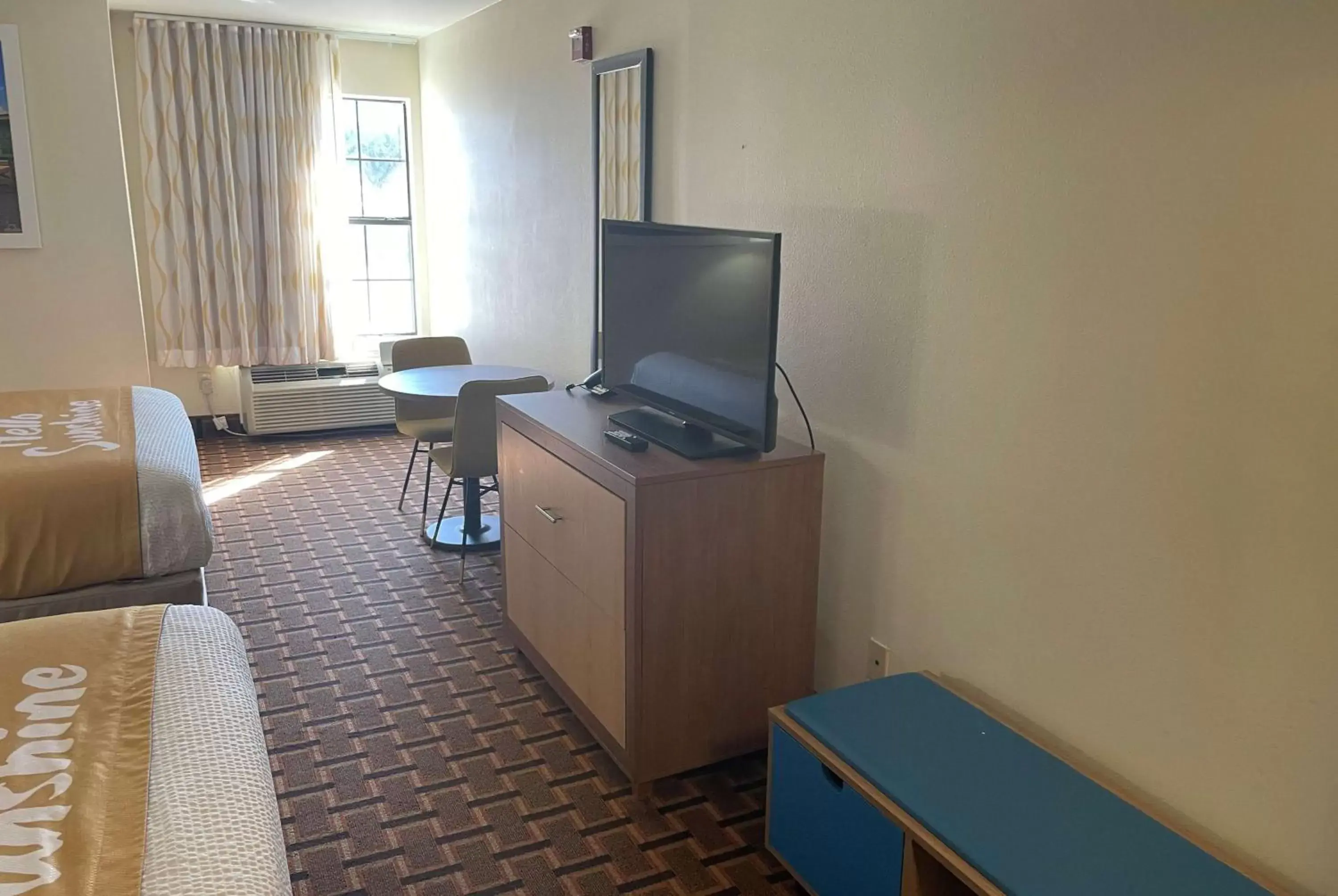 Bed, TV/Entertainment Center in Days Inn by Wyndham Dallas Plano