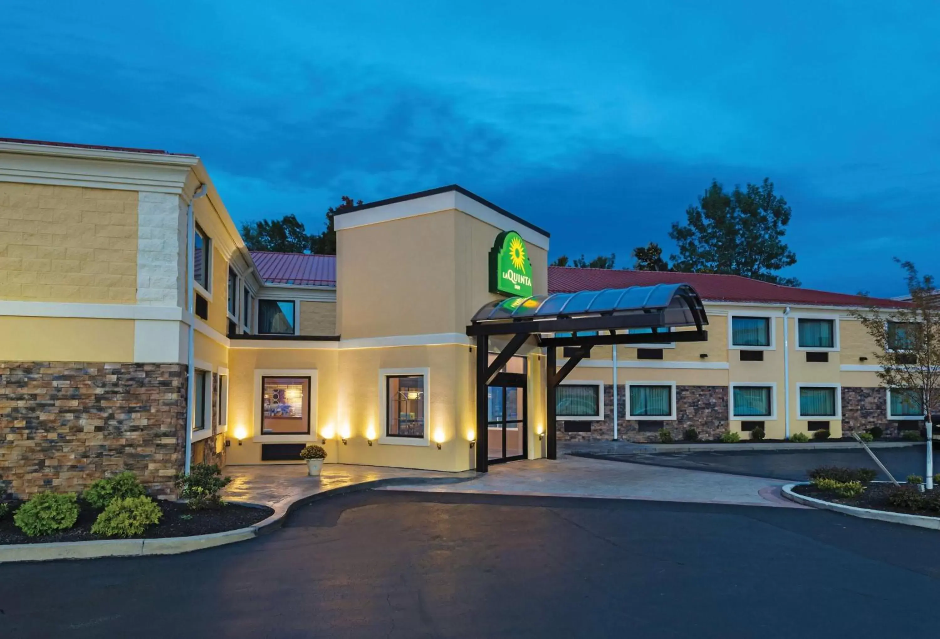 Property Building in La Quinta Inn by Wyndham Buffalo Airport